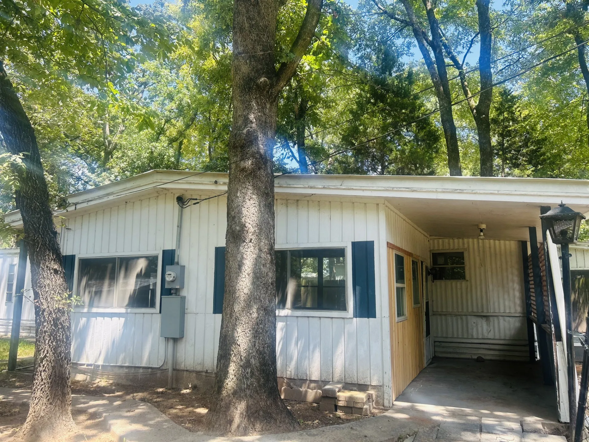 Mobile Home For Sale in Henderson County , 305 Live Oak Lane, Mabank, Texas 75156, 2 Bedroom, 2 Bathroom, Garage spaces, 1,000 Sqft, built in 1968, mls#21368144, Real Estate Agent in Mabank, Homes For Sale in Henderson county, Homes For Sale in Mabank, Realtor in Mabank Texas, Real Estate Brokerage Independent Realty Texas, Luminita Cordes Realtor