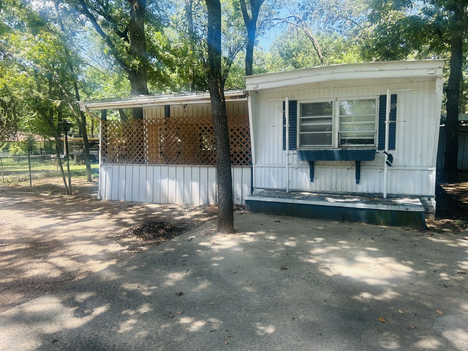 Mobile Home For Sale in Henderson County , 305 Live Oak Lane, Mabank, Texas 75156, 2 Bedroom, 2 Bathroom, Garage spaces, 1,000 Sqft, built in 1968, mls#21368144, Real Estate Agent in Mabank, Homes For Sale in Henderson county, Homes For Sale in Mabank, Realtor in Mabank Texas, Real Estate Brokerage Independent Realty Texas, Luminita Cordes Realtor