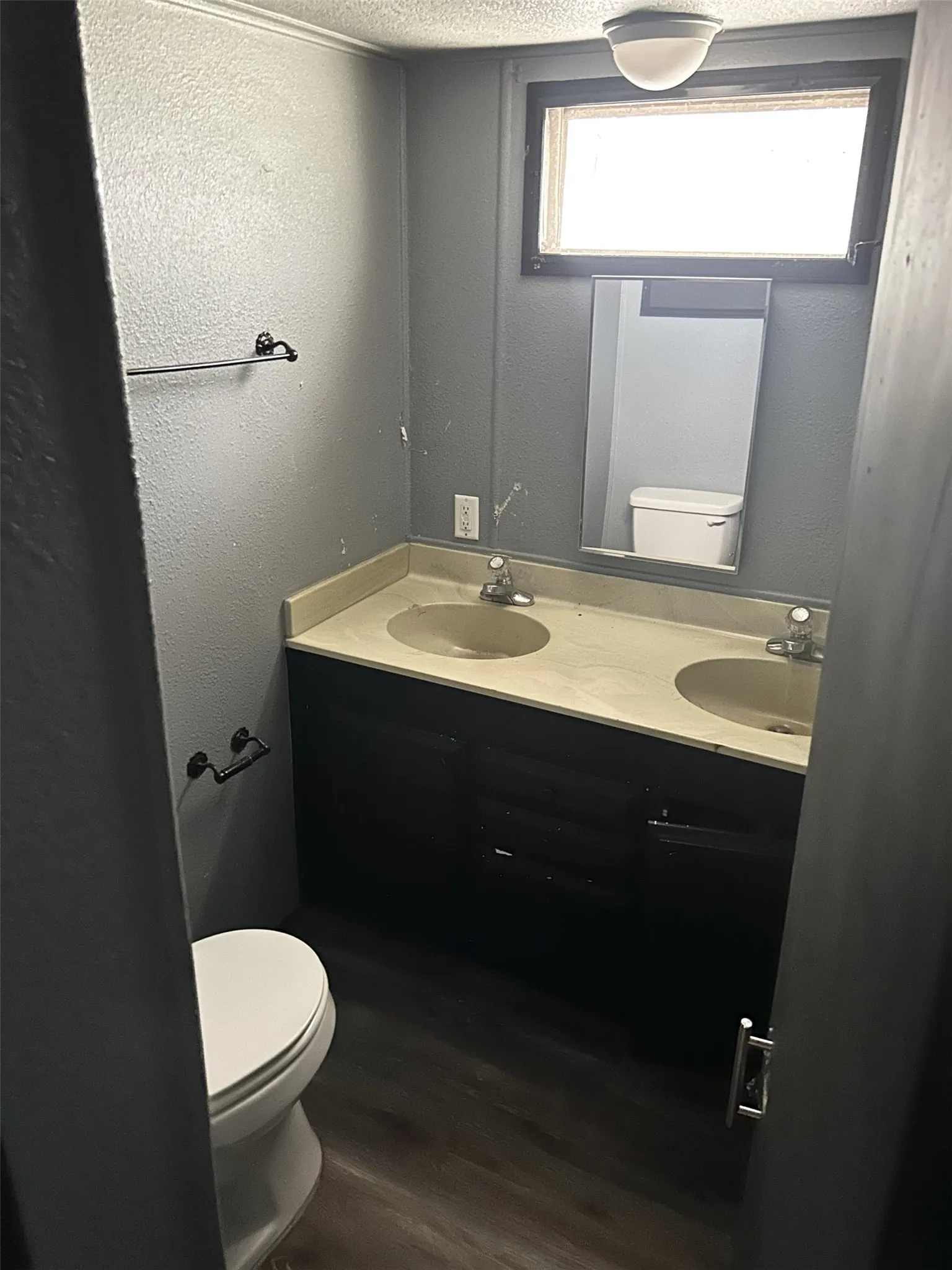 Mobile Home For Sale in Henderson County , 305 Live Oak Lane, Mabank, Texas 75156, 2 Bedroom, 2 Bathroom, Garage spaces, 1,000 Sqft, built in 1968, mls#21368144, Real Estate Agent in Mabank, Homes For Sale in Henderson county, Homes For Sale in Mabank, Realtor in Mabank Texas, Real Estate Brokerage Independent Realty Texas, Luminita Cordes Realtor