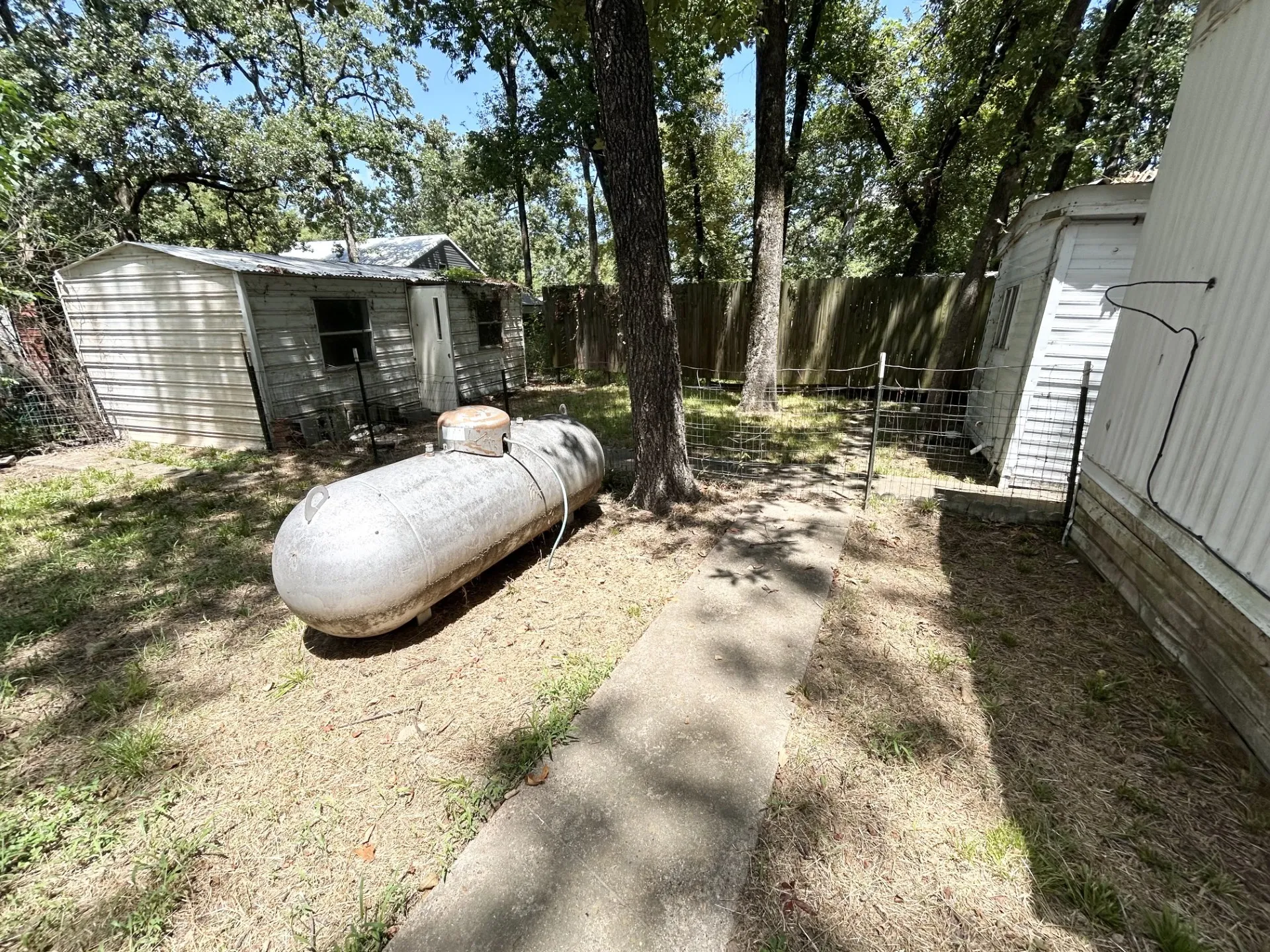 Mobile Home For Sale in Henderson County , 305 Live Oak Lane, Mabank, Texas 75156, 2 Bedroom, 2 Bathroom, Garage spaces, 1,000 Sqft, built in 1968, mls#21368144, Real Estate Agent in Mabank, Homes For Sale in Henderson county, Homes For Sale in Mabank, Realtor in Mabank Texas, Real Estate Brokerage Independent Realty Texas, Luminita Cordes Realtor