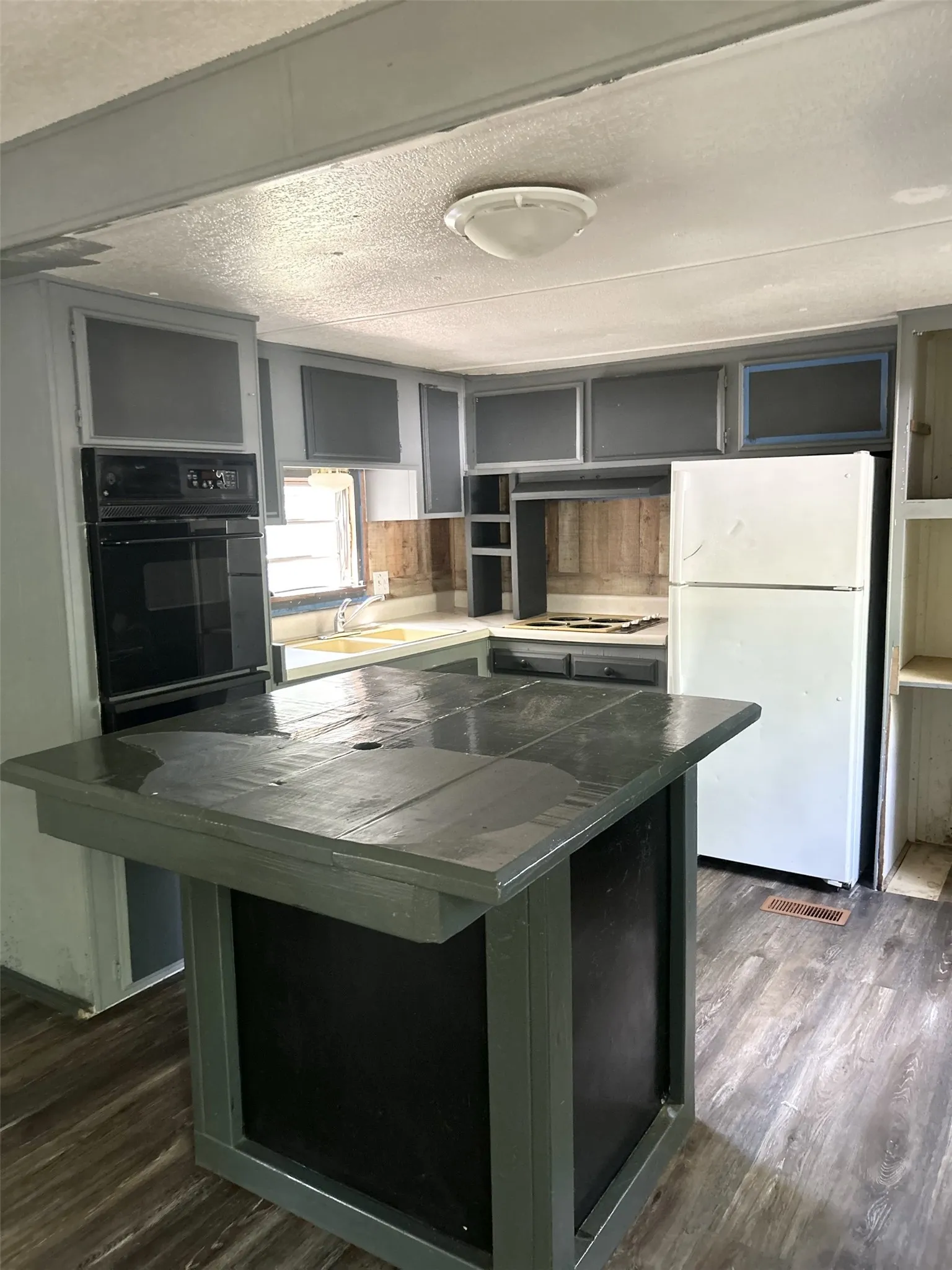 Mobile Home For Sale in Henderson County , 305 Live Oak Lane, Mabank, Texas 75156, 2 Bedroom, 2 Bathroom, Garage spaces, 1,000 Sqft, built in 1968, mls#21368144, Real Estate Agent in Mabank, Homes For Sale in Henderson county, Homes For Sale in Mabank, Realtor in Mabank Texas, Real Estate Brokerage Independent Realty Texas, Luminita Cordes Realtor