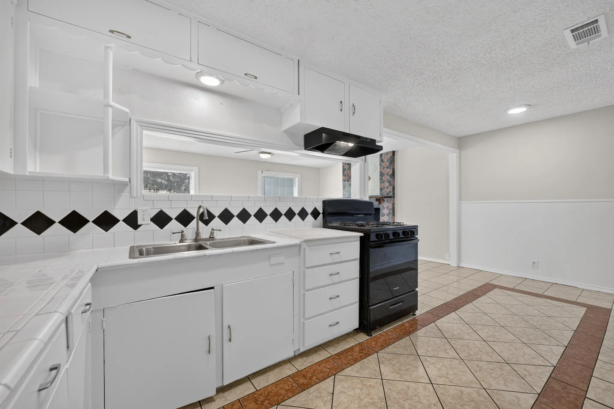 Single Family Residence For Rent in Dallas County , 2358 Norwood Drive, Dallas, Texas 75228, 3 Bedroom, 1 Bathroom, Garage spaces, 1,112 Sqft, built in 1952, mls#21368154, Real Estate Agent in Dallas, Homes For Rent in Dallas county, Homes For Rent in Dallas, Realtor in Dallas Texas, Real Estate Brokerage Independent Realty Texas, Luminita Cordes Realtor