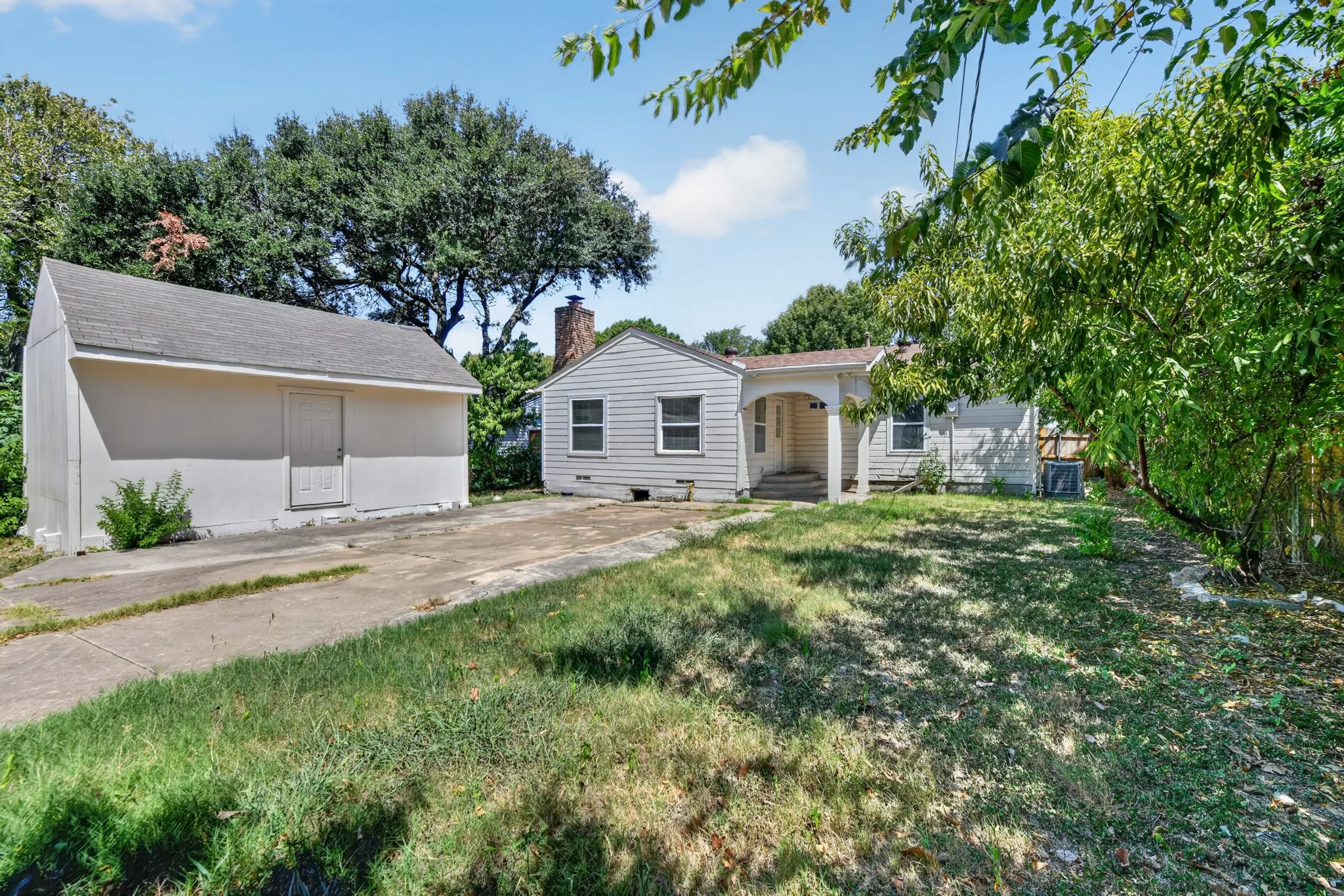 Single Family Residence For Rent in Dallas County , 2358 Norwood Drive, Dallas, Texas 75228, 3 Bedroom, 1 Bathroom, Garage spaces, 1,112 Sqft, built in 1952, mls#21368154, Real Estate Agent in Dallas, Homes For Rent in Dallas county, Homes For Rent in Dallas, Realtor in Dallas Texas, Real Estate Brokerage Independent Realty Texas, Luminita Cordes Realtor