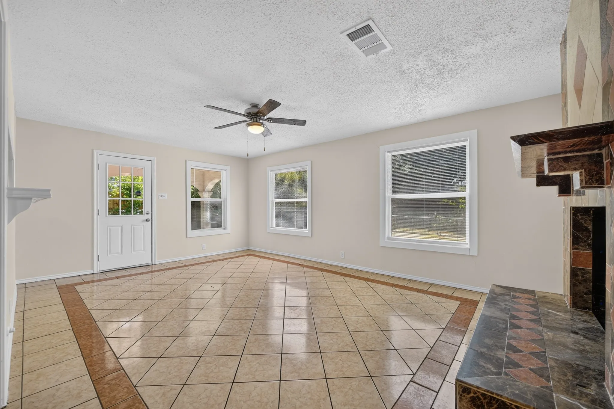 Single Family Residence For Rent in Dallas County , 2358 Norwood Drive, Dallas, Texas 75228, 3 Bedroom, 1 Bathroom, Garage spaces, 1,112 Sqft, built in 1952, mls#21368154, Real Estate Agent in Dallas, Homes For Rent in Dallas county, Homes For Rent in Dallas, Realtor in Dallas Texas, Real Estate Brokerage Independent Realty Texas, Luminita Cordes Realtor