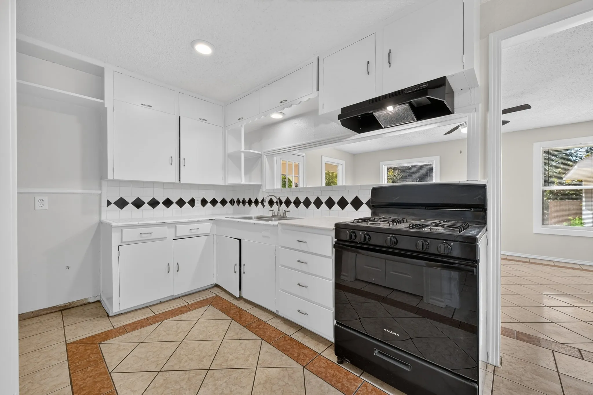 Single Family Residence For Rent in Dallas County , 2358 Norwood Drive, Dallas, Texas 75228, 3 Bedroom, 1 Bathroom, Garage spaces, 1,112 Sqft, built in 1952, mls#21368154, Real Estate Agent in Dallas, Homes For Rent in Dallas county, Homes For Rent in Dallas, Realtor in Dallas Texas, Real Estate Brokerage Independent Realty Texas, Luminita Cordes Realtor