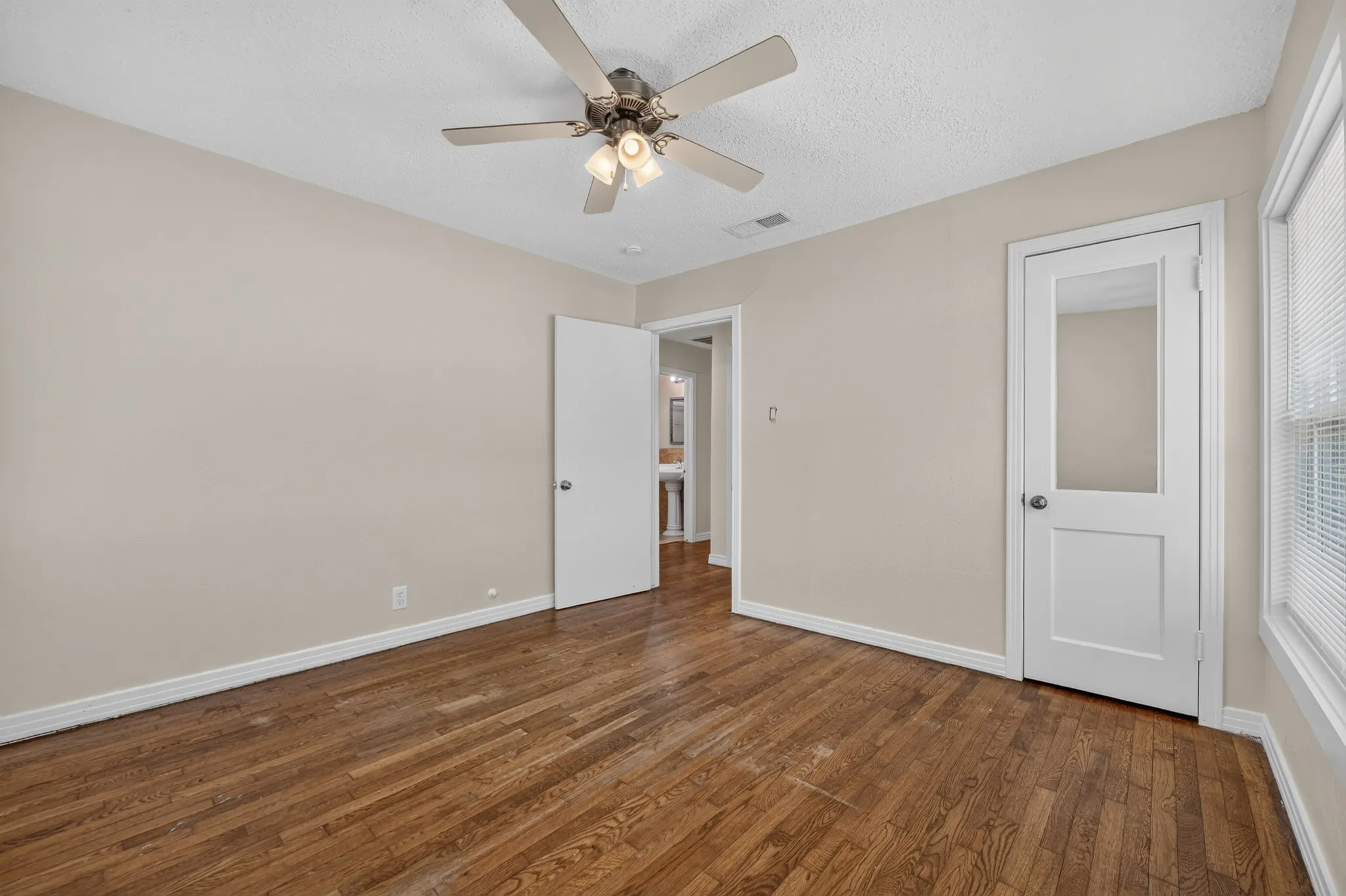 Single Family Residence For Rent in Dallas County , 2358 Norwood Drive, Dallas, Texas 75228, 3 Bedroom, 1 Bathroom, Garage spaces, 1,112 Sqft, built in 1952, mls#21368154, Real Estate Agent in Dallas, Homes For Rent in Dallas county, Homes For Rent in Dallas, Realtor in Dallas Texas, Real Estate Brokerage Independent Realty Texas, Luminita Cordes Realtor