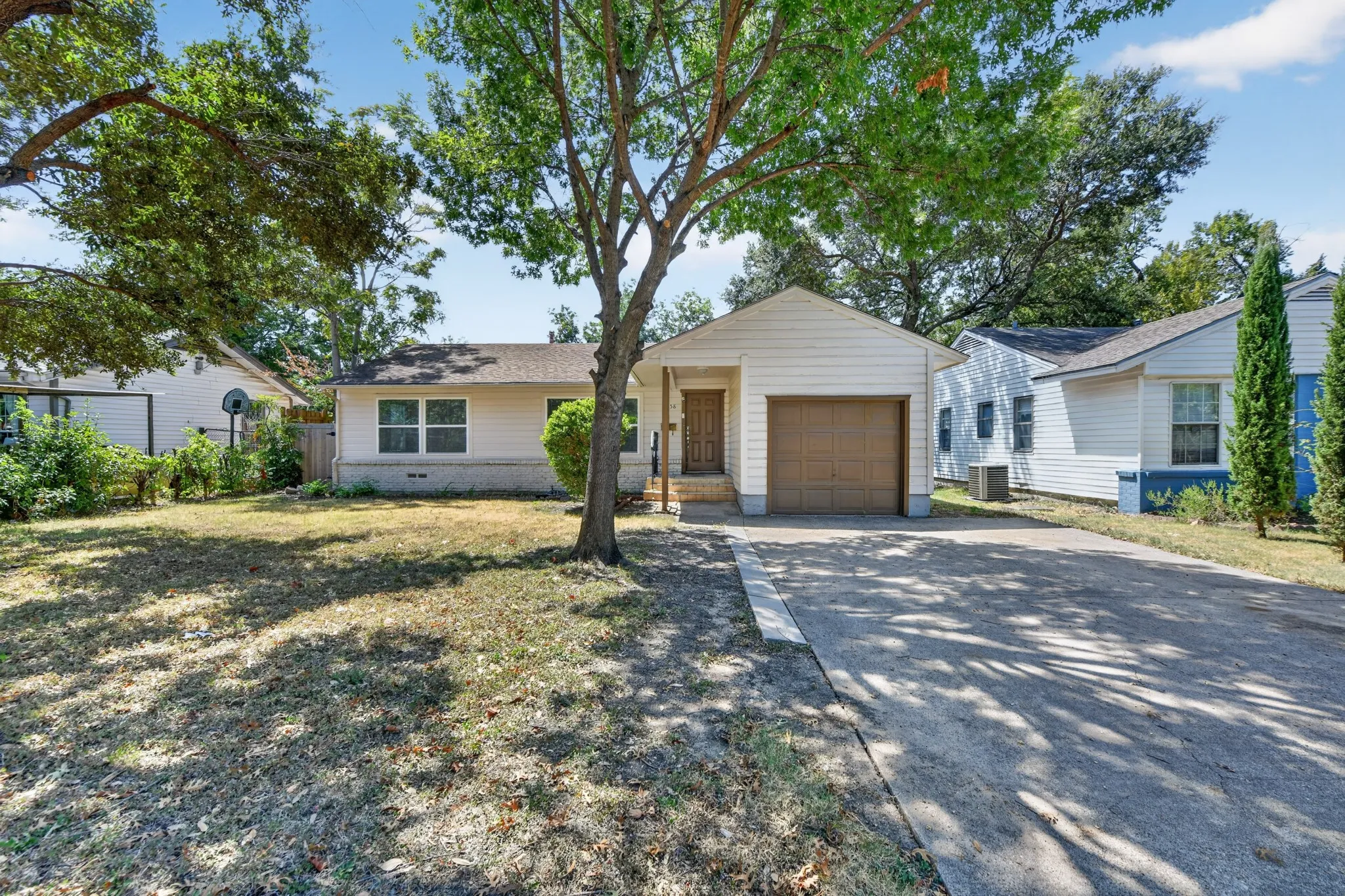 Single Family Residence For Rent in Dallas County , 2358 Norwood Drive, Dallas, Texas 75228, 3 Bedroom, 1 Bathroom, Garage spaces, 1,112 Sqft, built in 1952, mls#21368154, Real Estate Agent in Dallas, Homes For Rent in Dallas county, Homes For Rent in Dallas, Realtor in Dallas Texas, Real Estate Brokerage Independent Realty Texas, Luminita Cordes Realtor