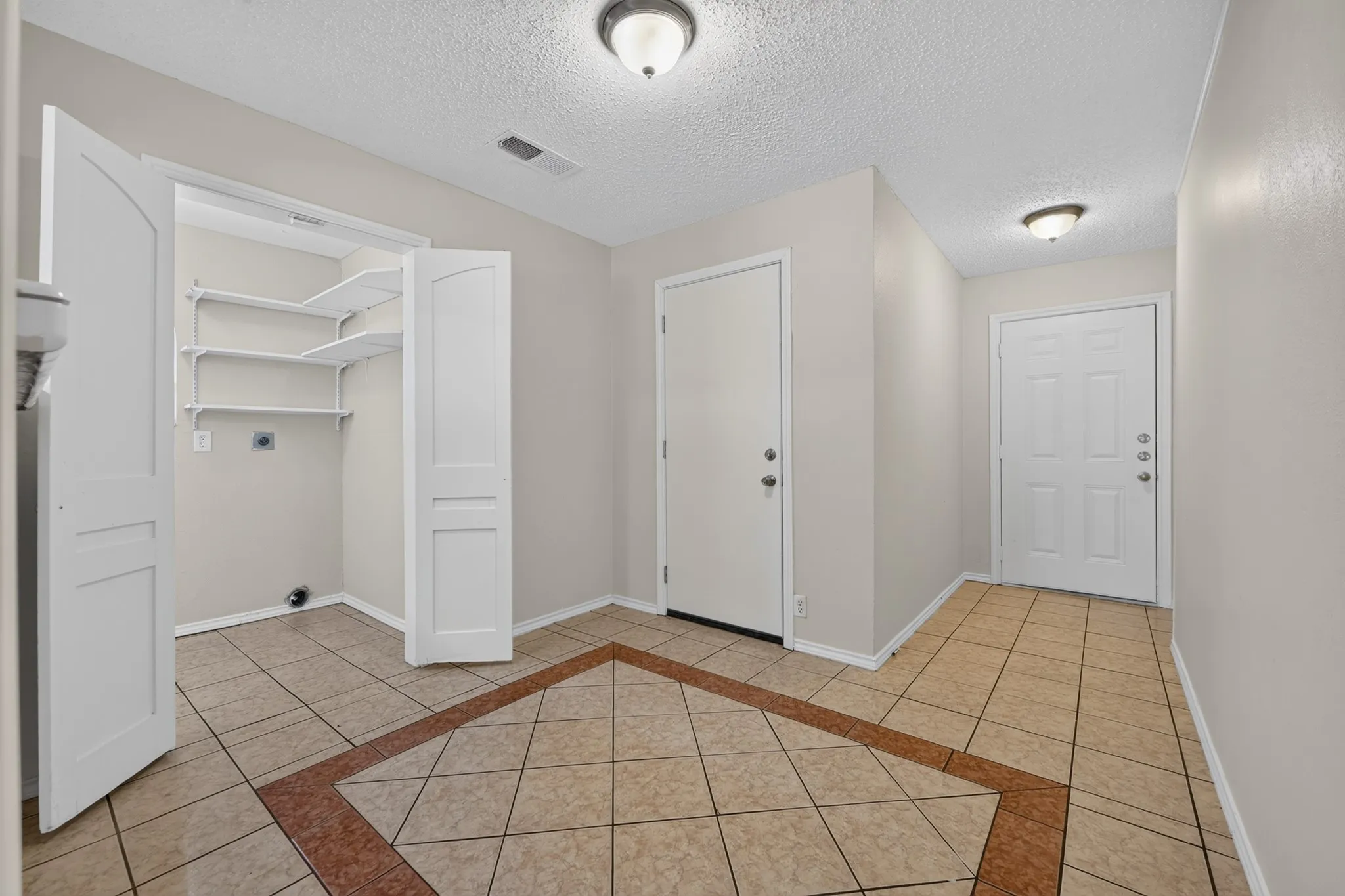 Single Family Residence For Rent in Dallas County , 2358 Norwood Drive, Dallas, Texas 75228, 3 Bedroom, 1 Bathroom, Garage spaces, 1,112 Sqft, built in 1952, mls#21368154, Real Estate Agent in Dallas, Homes For Rent in Dallas county, Homes For Rent in Dallas, Realtor in Dallas Texas, Real Estate Brokerage Independent Realty Texas, Luminita Cordes Realtor