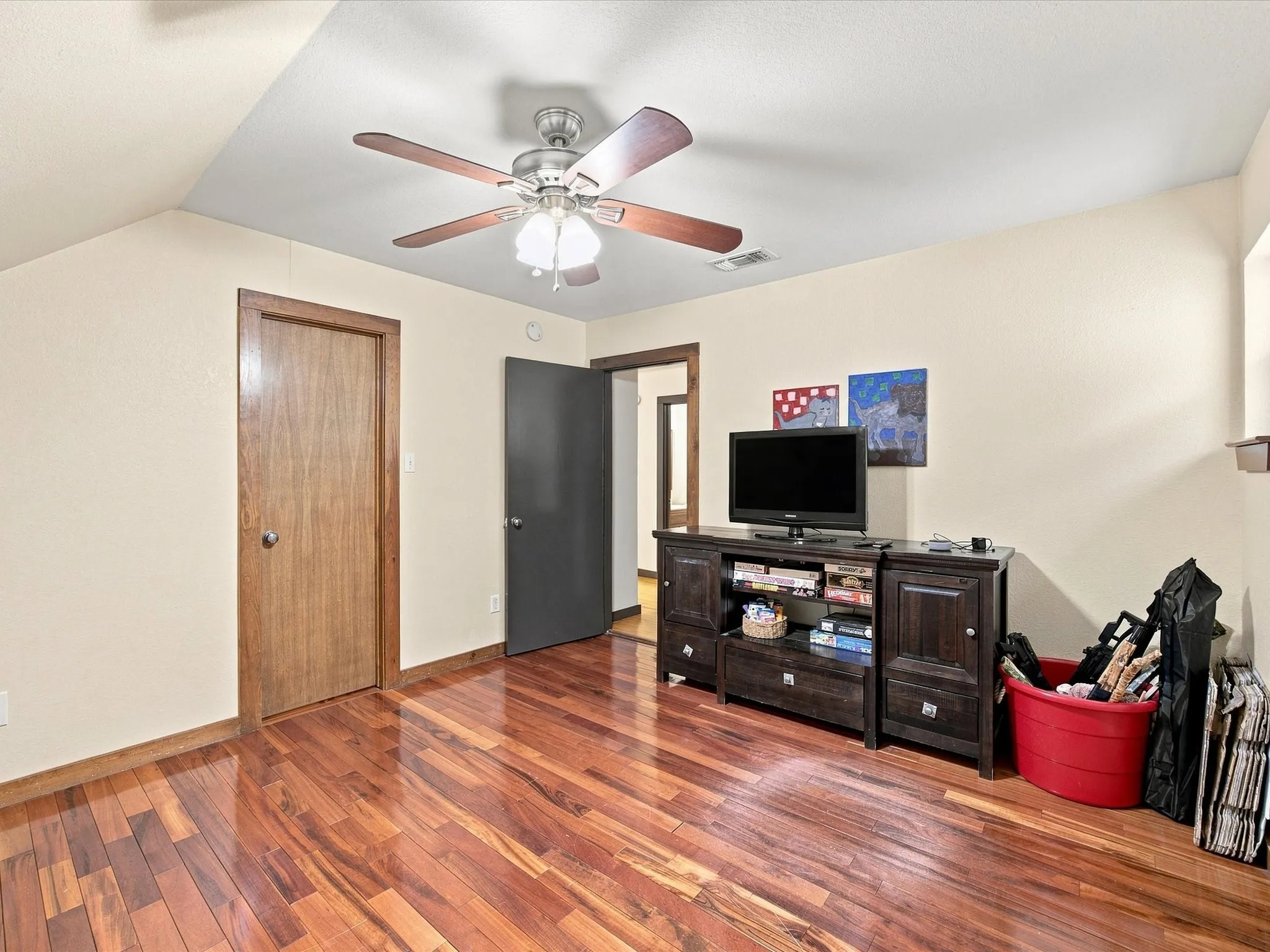 Single Family Residence For Sale in Ellis County , 113 Oak Branch Court, Waxahachie, Texas 75167, 4 Bedroom, 4 Bathroom, 2 Garage spaces, 2,833 Sqft, built in 1999, mls#21368163, Real Estate Agent in Waxahachie, Homes For Sale in Ellis county, Homes For Sale in Waxahachie, Realtor in Waxahachie Texas, Real Estate Brokerage Independent Realty Texas, Luminita Cordes Realtor