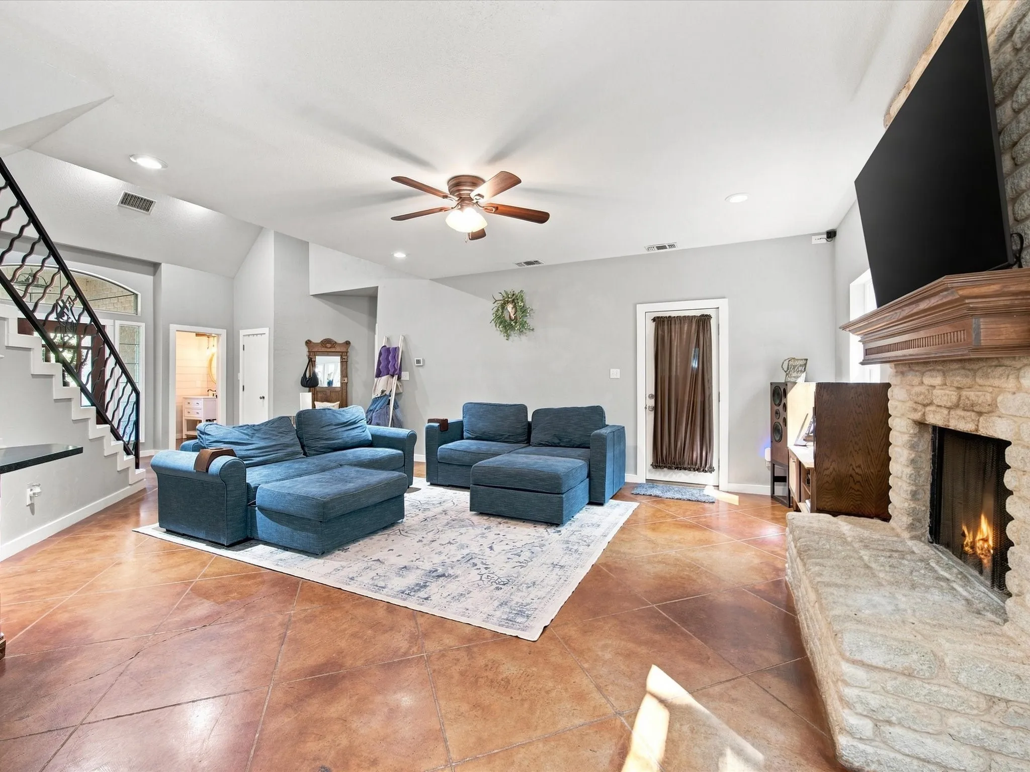 Vaulted ceiling with recessed lighting and ceiling fan