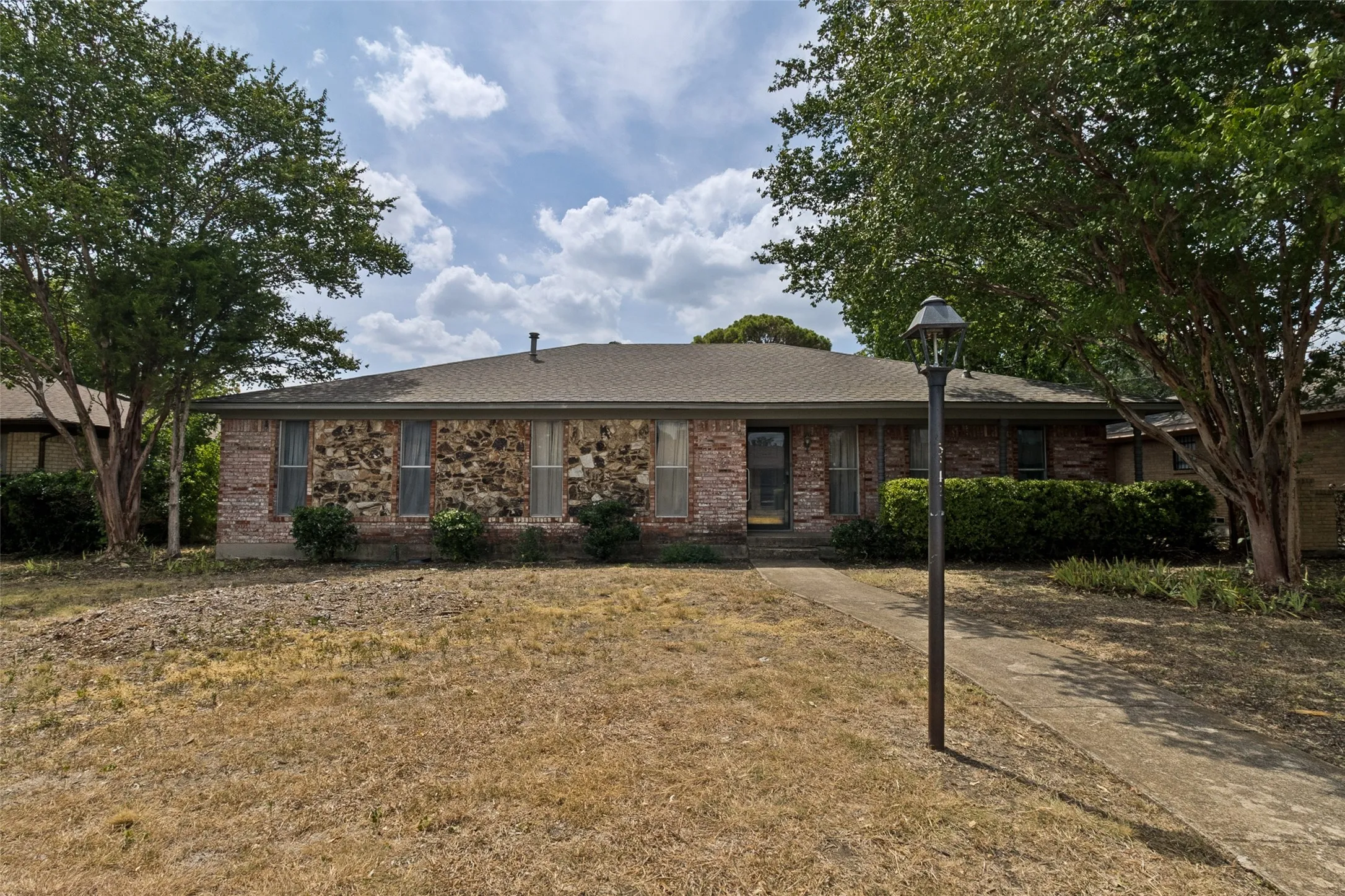 Single Family Residence For Sale in Dallas County , 5842 marview Lane, Dallas, Texas 75227, 3 Bedroom, 2 Bathroom, 2 Garage spaces, 1,934 Sqft, built in 1970, mls#21365852, Real Estate Agent in Dallas, Homes For Sale in Dallas county, Homes For Sale in Dallas, Realtor in Dallas Texas, Real Estate Brokerage Independent Realty Texas, Luminita Cordes Realtor