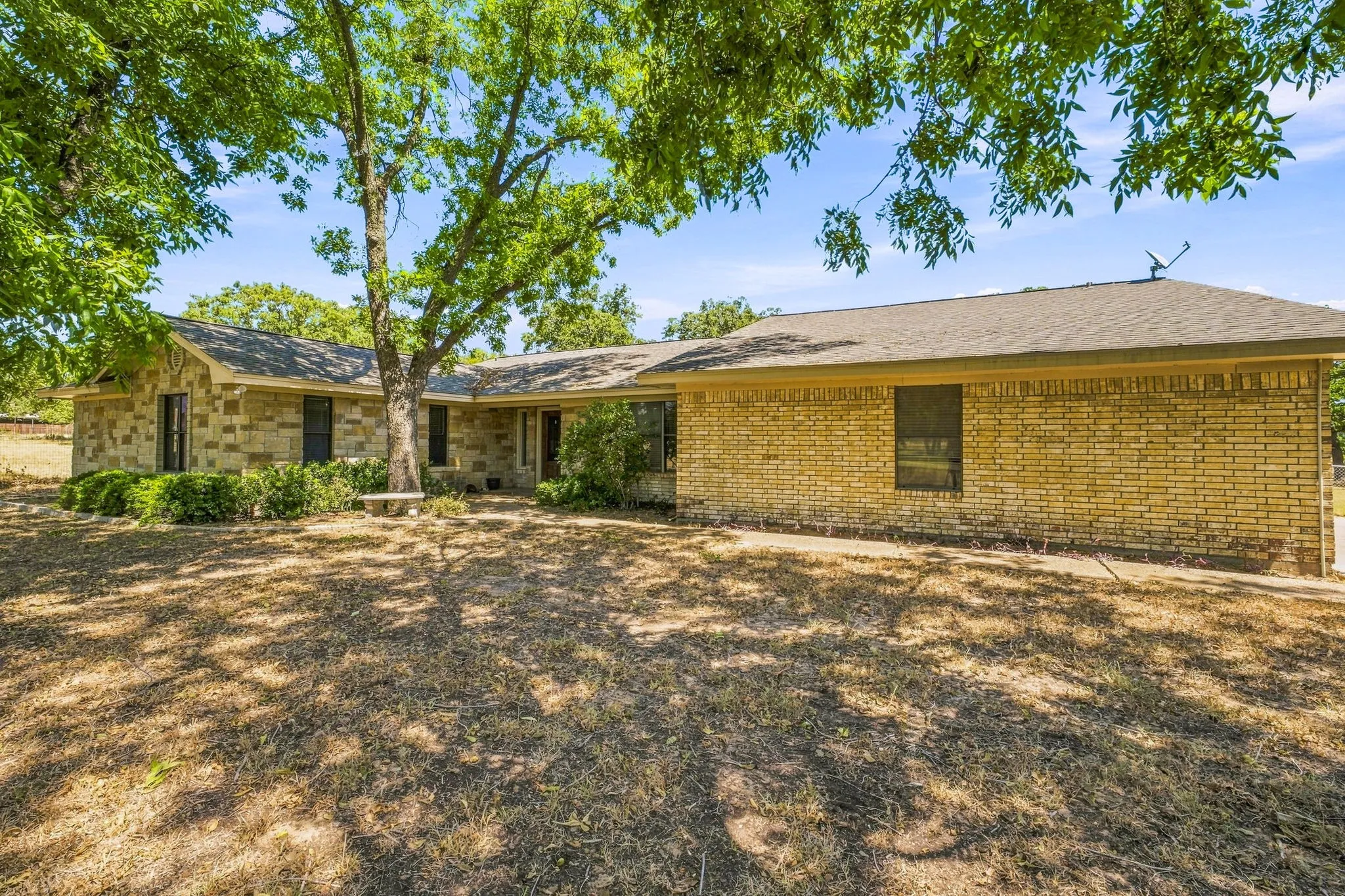 Single Family Residence For Sale in Erath County , 907 County Road 484, Stephenville, Texas 76401, 4 Bedroom, 3 Bathroom, 2 Garage spaces, 2,351 Sqft, built in 1976, mls#21368060, Real Estate Agent in Stephenville, Homes For Sale in Erath county, Homes For Sale in Stephenville, Realtor in Stephenville Texas, Real Estate Brokerage Independent Realty Texas, Luminita Cordes Realtor