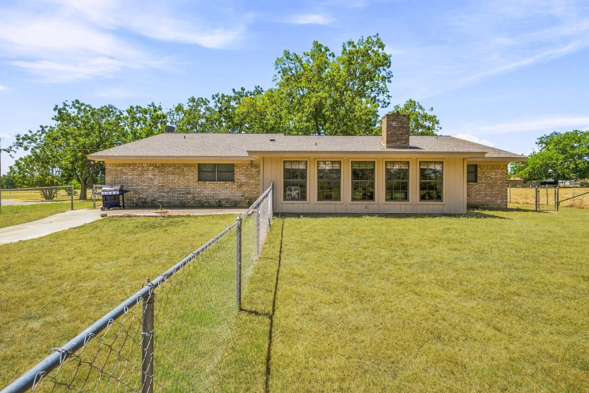 Single Family Residence For Sale in Erath County , 907 County Road 484, Stephenville, Texas 76401, 4 Bedroom, 3 Bathroom, 2 Garage spaces, 2,351 Sqft, built in 1976, mls#21368060, Real Estate Agent in Stephenville, Homes For Sale in Erath county, Homes For Sale in Stephenville, Realtor in Stephenville Texas, Real Estate Brokerage Independent Realty Texas, Luminita Cordes Realtor