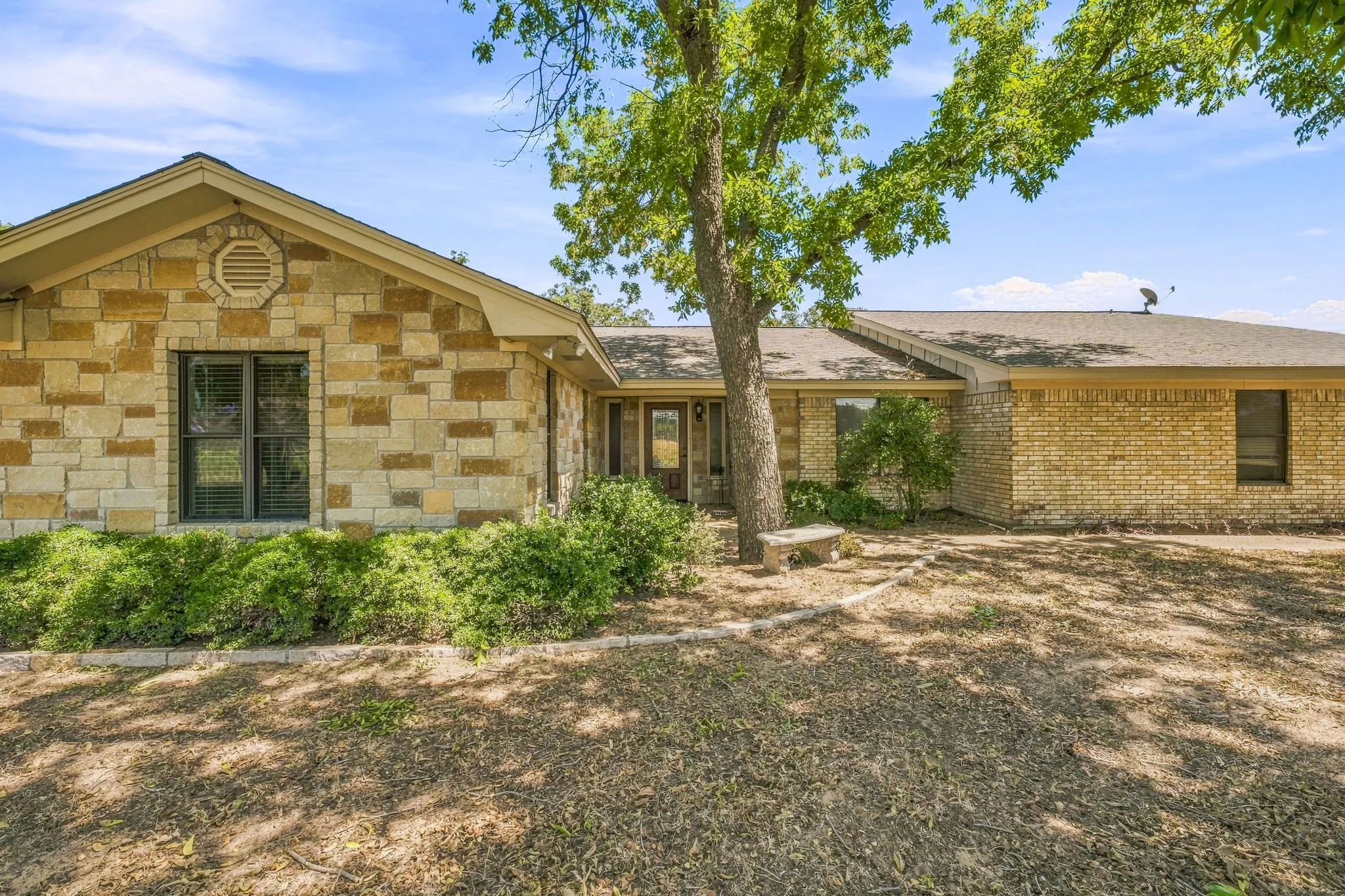 Single Family Residence For Sale in Erath County , 907 County Road 484, Stephenville, Texas 76401, 4 Bedroom, 3 Bathroom, 2 Garage spaces, 2,351 Sqft, built in 1976, mls#21368060, Real Estate Agent in Stephenville, Homes For Sale in Erath county, Homes For Sale in Stephenville, Realtor in Stephenville Texas, Real Estate Brokerage Independent Realty Texas, Luminita Cordes Realtor
