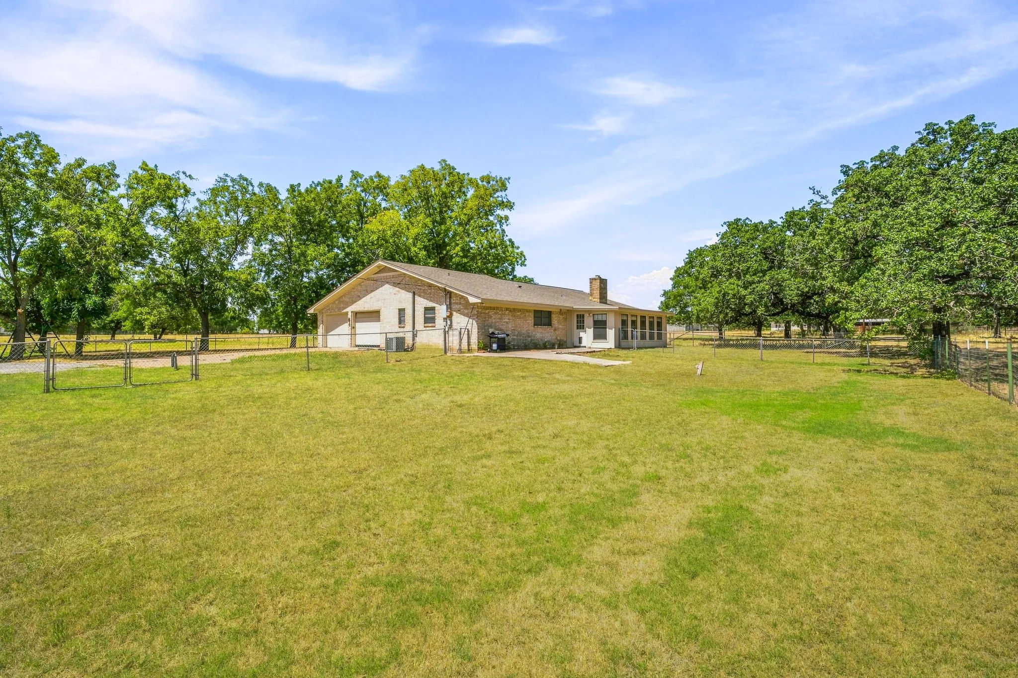 Single Family Residence For Sale in Erath County , 907 County Road 484, Stephenville, Texas 76401, 4 Bedroom, 3 Bathroom, 2 Garage spaces, 2,351 Sqft, built in 1976, mls#21368060, Real Estate Agent in Stephenville, Homes For Sale in Erath county, Homes For Sale in Stephenville, Realtor in Stephenville Texas, Real Estate Brokerage Independent Realty Texas, Luminita Cordes Realtor