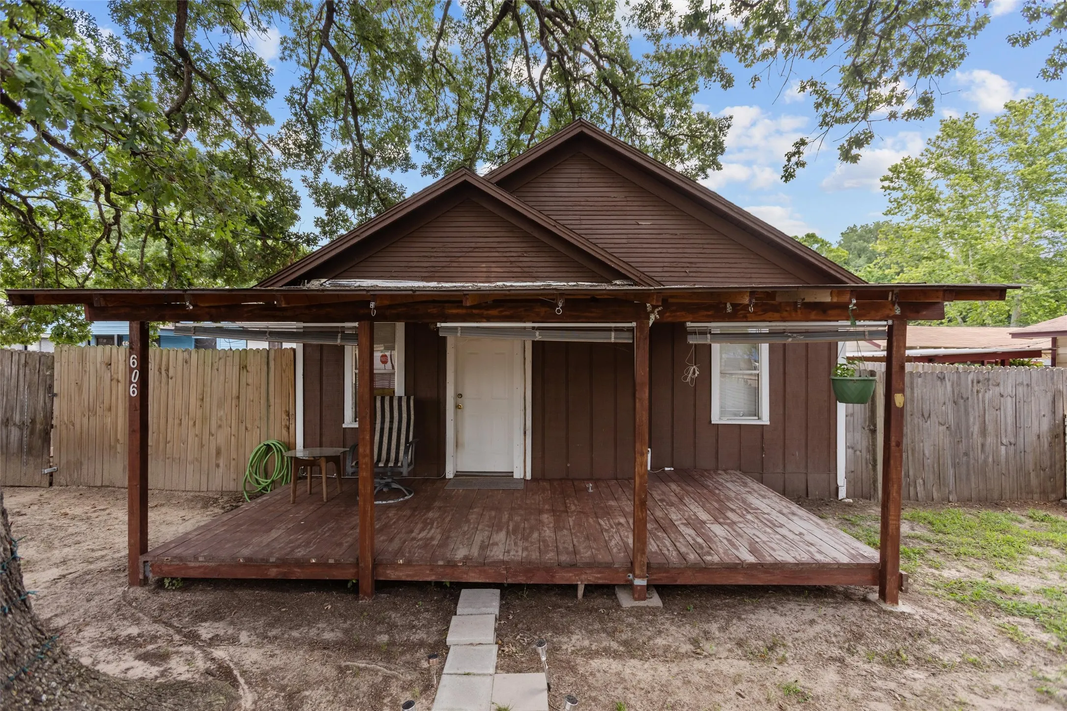 Single Family Residence For Sale in Henderson County , 606 N Needmore Street, Athens, Texas 75751, 2 Bedroom, 1 Bathroom, Garage spaces, 604 Sqft, built in 1975, mls#21367032, Real Estate Agent in Athens, Homes For Sale in Henderson county, Homes For Sale in Athens, Realtor in Athens Texas, Real Estate Brokerage Independent Realty Texas, Luminita Cordes Realtor