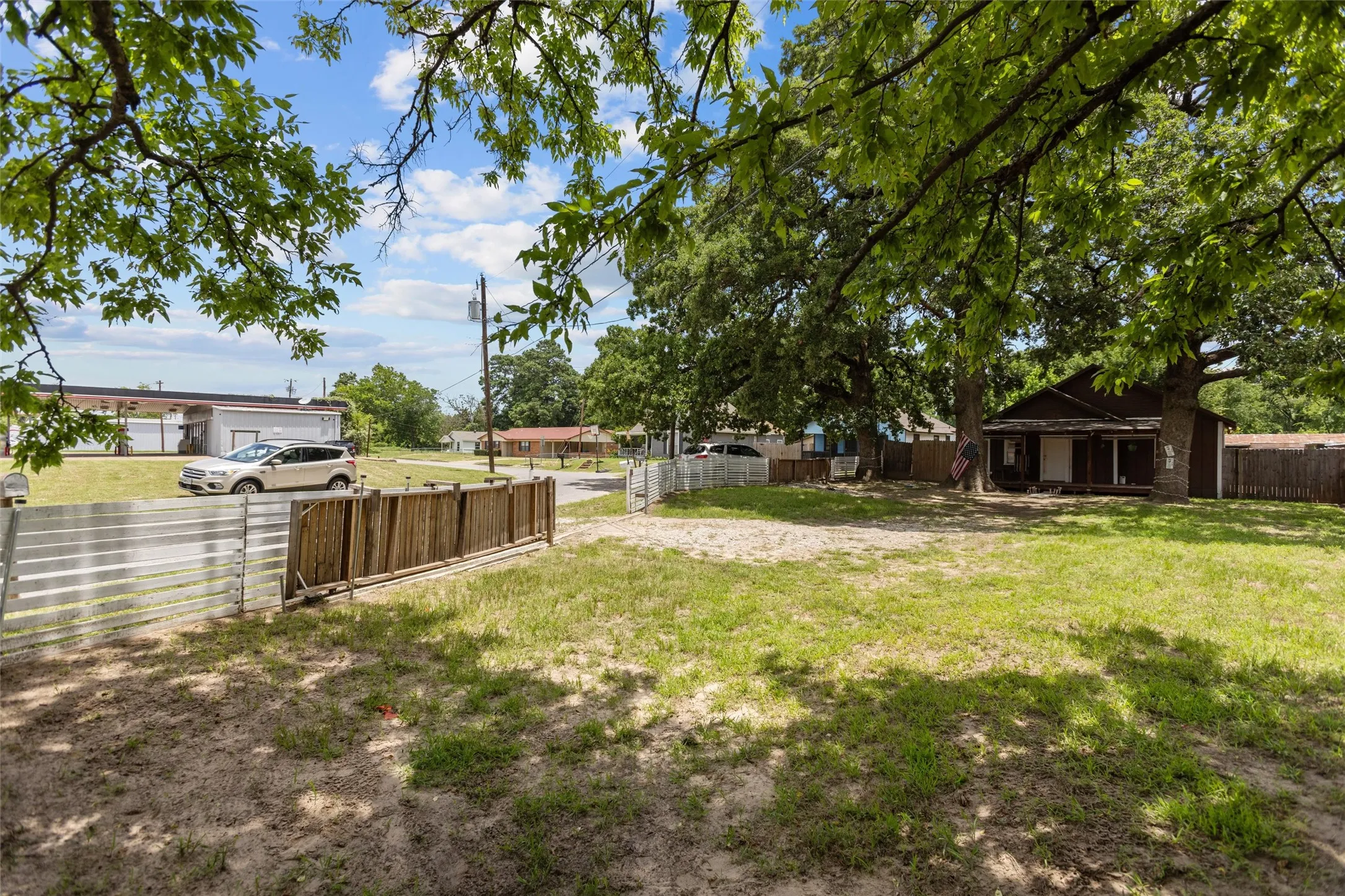 Single Family Residence For Sale in Henderson County , 606 N Needmore Street, Athens, Texas 75751, 2 Bedroom, 1 Bathroom, Garage spaces, 604 Sqft, built in 1975, mls#21367032, Real Estate Agent in Athens, Homes For Sale in Henderson county, Homes For Sale in Athens, Realtor in Athens Texas, Real Estate Brokerage Independent Realty Texas, Luminita Cordes Realtor