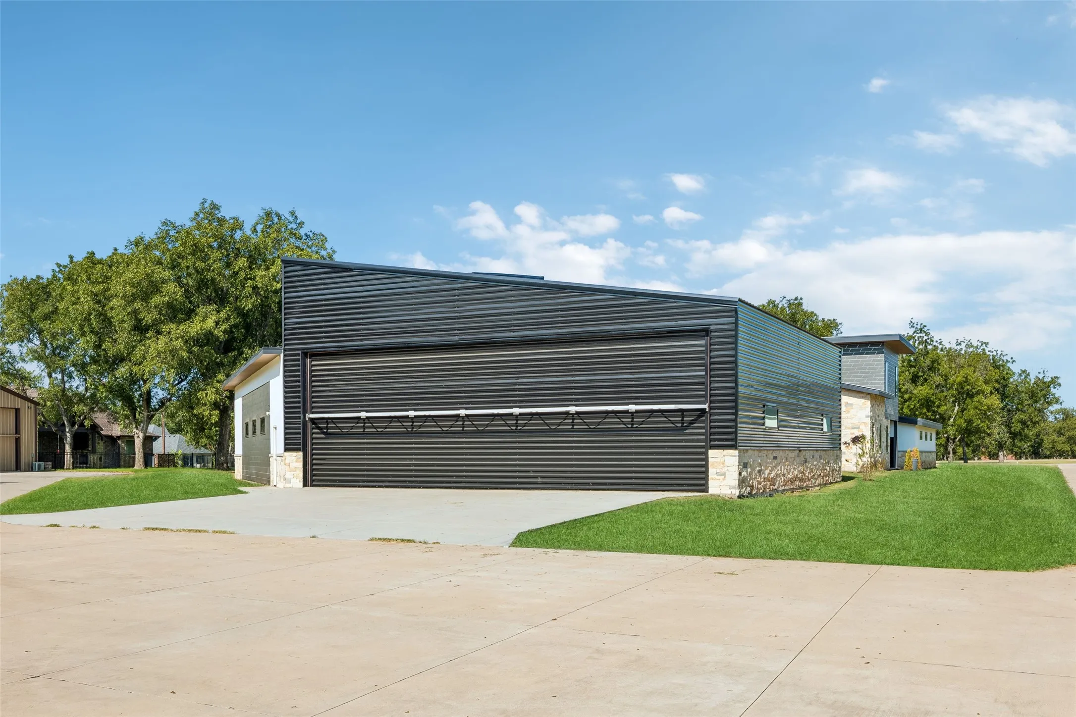 Single Family Residence For Sale in Hood County , 9003 King Air Drive, Granbury, Texas 76049, 3 Bedroom, 3 Bathroom, 3 Garage spaces, 4,111 Sqft, built in 2025, mls#21360149, Real Estate Agent in Granbury, Homes For Sale in Hood county, Homes For Sale in Granbury, Realtor in Granbury Texas, Real Estate Brokerage Independent Realty Texas, Luminita Cordes Realtor