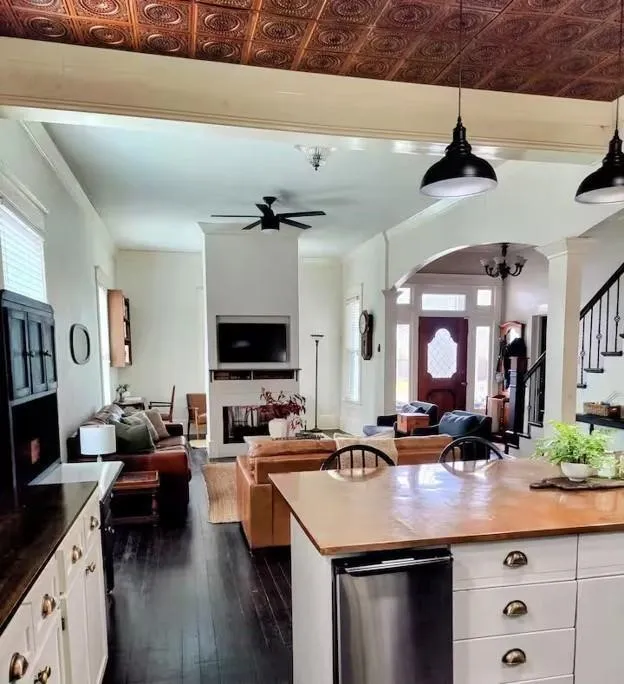 Single Family Residence For Sale in Mc Lennan County , 617 S 12th Street, Waco, Texas 76706, 5 Bedroom, 4 Bathroom, Garage spaces, 2,976 Sqft, built in 1920, Price $824,900, mls#21368177, Real Estate Agent in Waco, Homes For Sale in Mc Lennan county, Homes For Sale in Waco, Realtor in Waco Texas, Real Estate Brokerage Independent Realty Texas, Luminita Cordes Realtor