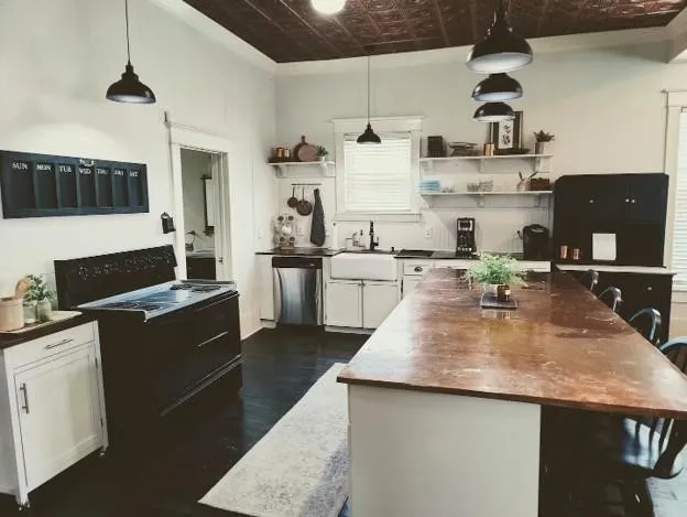 Single Family Residence For Sale in Mc Lennan County , 617 S 12th Street, Waco, Texas 76706, 5 Bedroom, 4 Bathroom, Garage spaces, 2,976 Sqft, built in 1920, Price $824,900, mls#21368177, Real Estate Agent in Waco, Homes For Sale in Mc Lennan county, Homes For Sale in Waco, Realtor in Waco Texas, Real Estate Brokerage Independent Realty Texas, Luminita Cordes Realtor