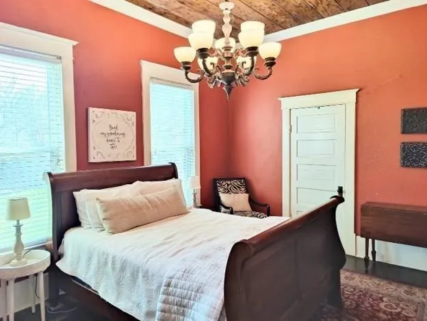 Single Family Residence For Sale in Mc Lennan County , 617 S 12th Street, Waco, Texas 76706, 5 Bedroom, 4 Bathroom, Garage spaces, 2,976 Sqft, built in 1920, Price $824,900, mls#21368177, Real Estate Agent in Waco, Homes For Sale in Mc Lennan county, Homes For Sale in Waco, Realtor in Waco Texas, Real Estate Brokerage Independent Realty Texas, Luminita Cordes Realtor