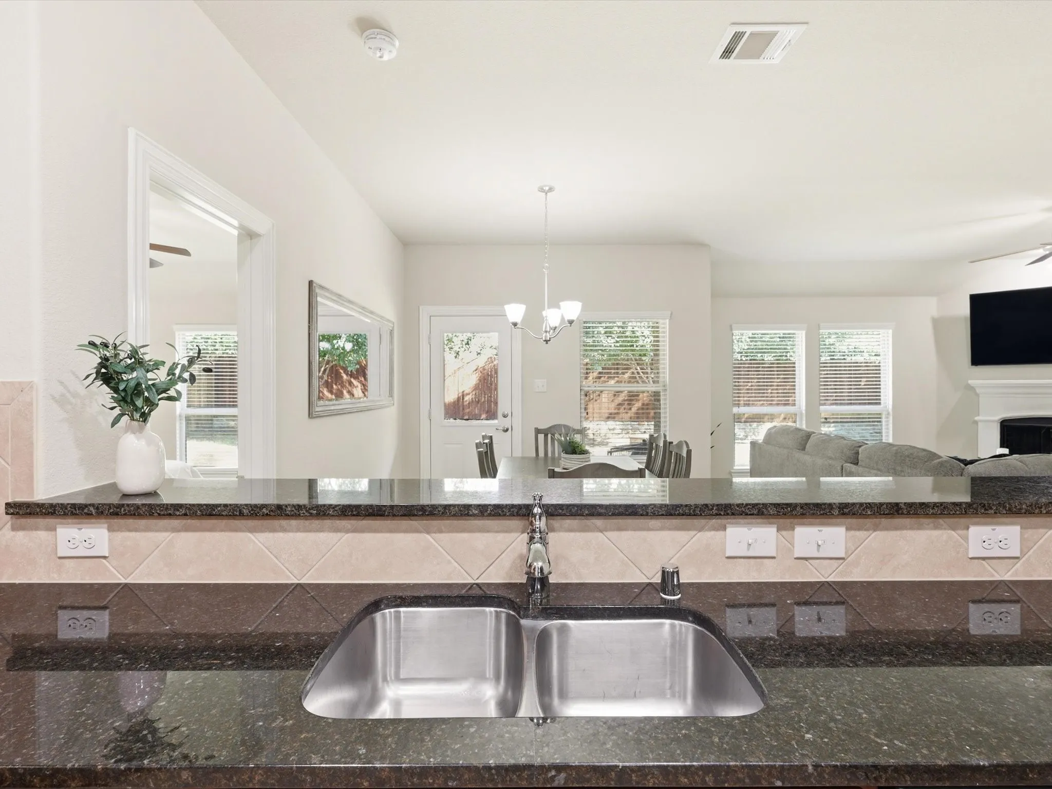 Single Family Residence For Rent in Denton County , 609 Racine Drive, Oak Point, Texas 75068, 3 Bedroom, 2 Bathroom, 2 Garage spaces, 1,862 Sqft, built in 2016, mls#21365209, Real Estate Agent in Oak Point, Homes For Rent in Denton county, Homes For Rent in Oak Point, Realtor in Oak Point Texas, Real Estate Brokerage Independent Realty Texas, Luminita Cordes Realtor