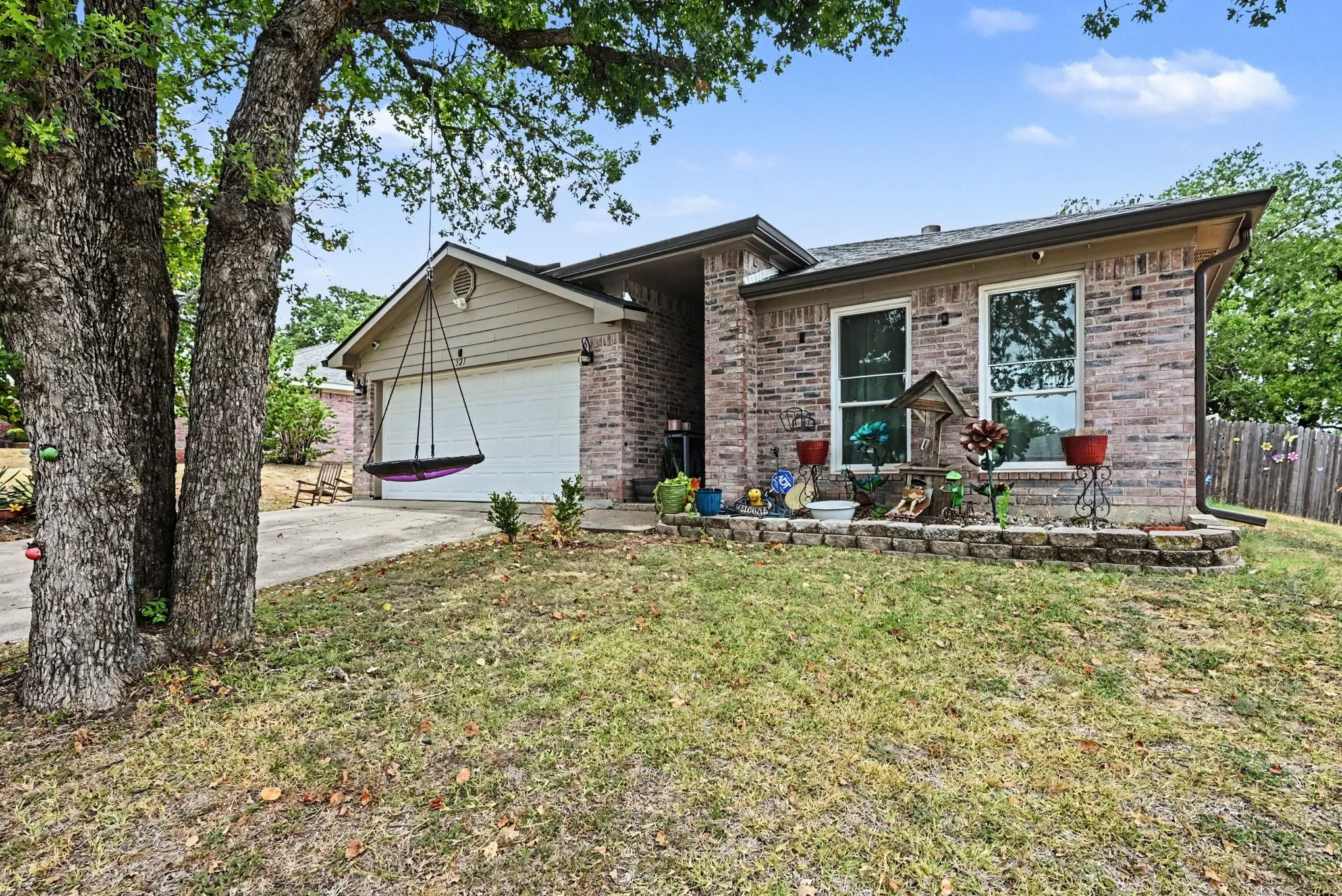 Single Family Residence For Sale in Parker County , 321 Pecos Drive, Weatherford, Texas 76086, 4 Bedroom, 2 Bathroom, 2 Garage spaces, 1,684 Sqft, built in 2001, mls#21366162, Real Estate Agent in Weatherford, Homes For Sale in Parker county, Homes For Sale in Weatherford, Realtor in Weatherford Texas, Real Estate Brokerage Independent Realty Texas, Luminita Cordes Realtor