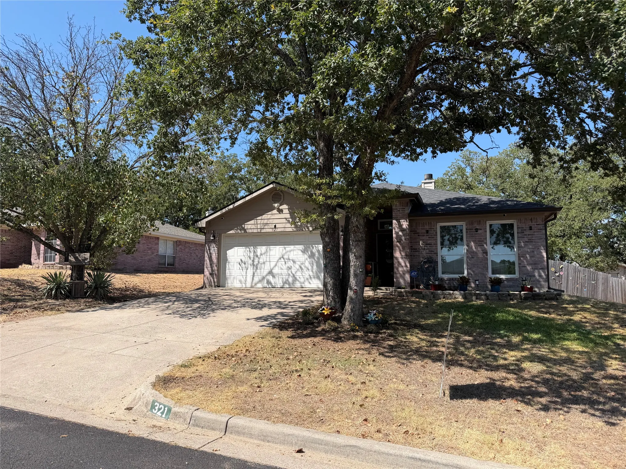Single Family Residence For Sale in Parker County , 321 Pecos Drive, Weatherford, Texas 76086, 4 Bedroom, 2 Bathroom, 2 Garage spaces, 1,684 Sqft, built in 2001, mls#21366162, Real Estate Agent in Weatherford, Homes For Sale in Parker county, Homes For Sale in Weatherford, Realtor in Weatherford Texas, Real Estate Brokerage Independent Realty Texas, Luminita Cordes Realtor
