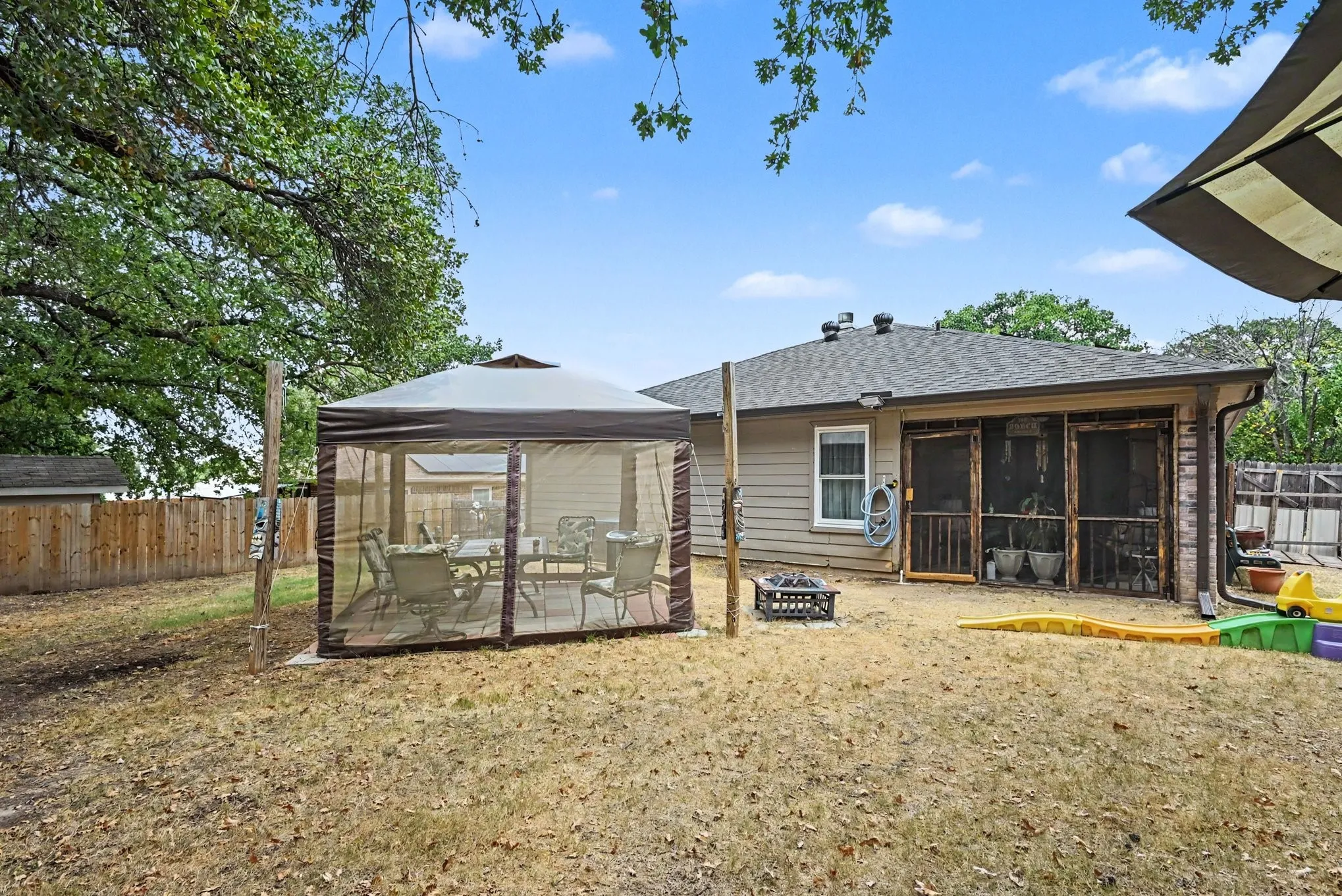 Single Family Residence For Sale in Parker County , 321 Pecos Drive, Weatherford, Texas 76086, 4 Bedroom, 2 Bathroom, 2 Garage spaces, 1,684 Sqft, built in 2001, mls#21366162, Real Estate Agent in Weatherford, Homes For Sale in Parker county, Homes For Sale in Weatherford, Realtor in Weatherford Texas, Real Estate Brokerage Independent Realty Texas, Luminita Cordes Realtor
