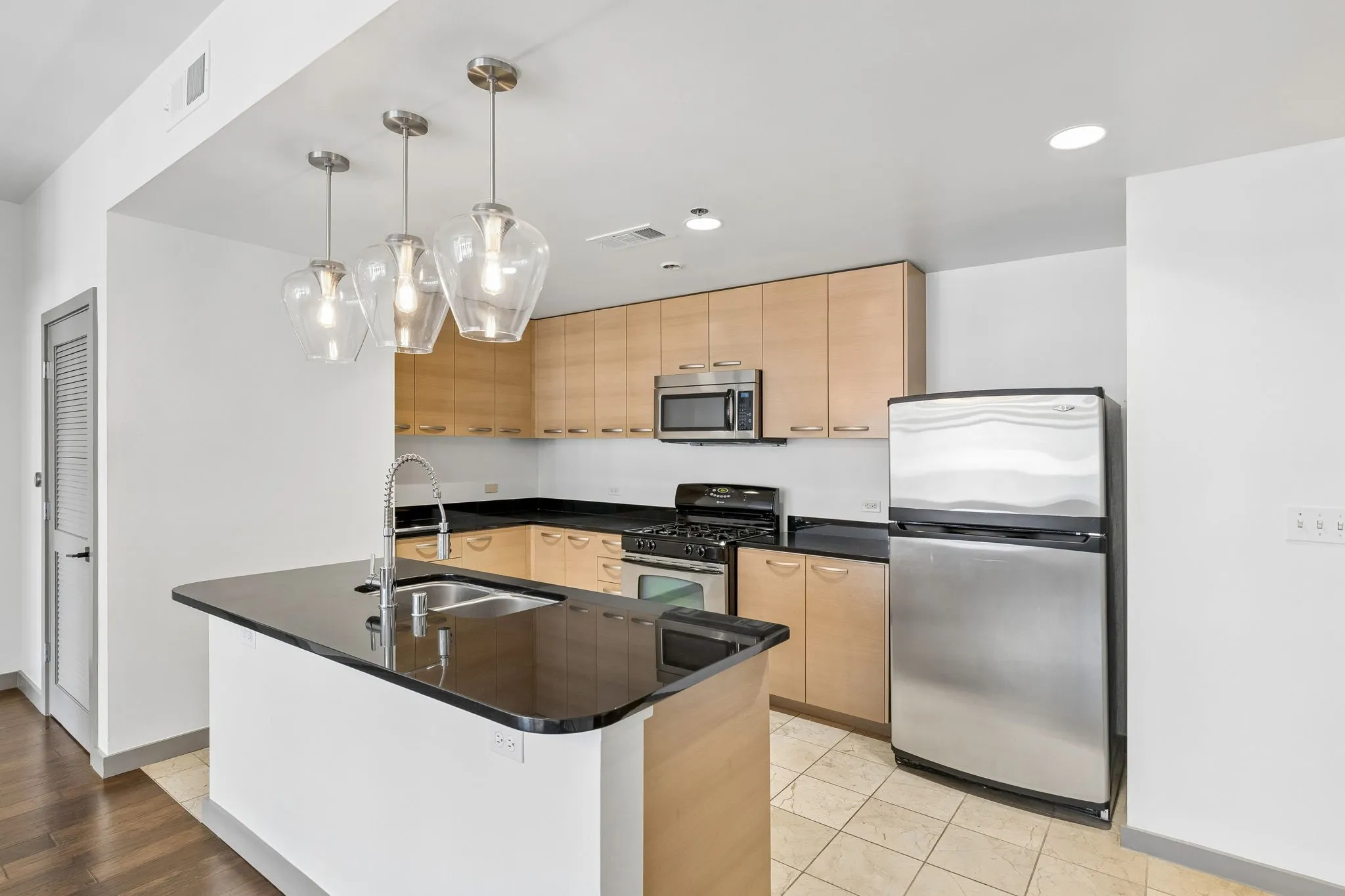 Condominium For Sale in Dallas County , 1200 Main Street 508, Dallas, Texas 75202, 2 Bedroom, 2 Bathroom, 2 Garage spaces, 1,563 Sqft, built in 1974, mls#21364112, Real Estate Agent in Dallas, Homes For Sale in Dallas county, Homes For Sale in Dallas, Realtor in Dallas Texas, Real Estate Brokerage Independent Realty Texas, Luminita Cordes Realtor