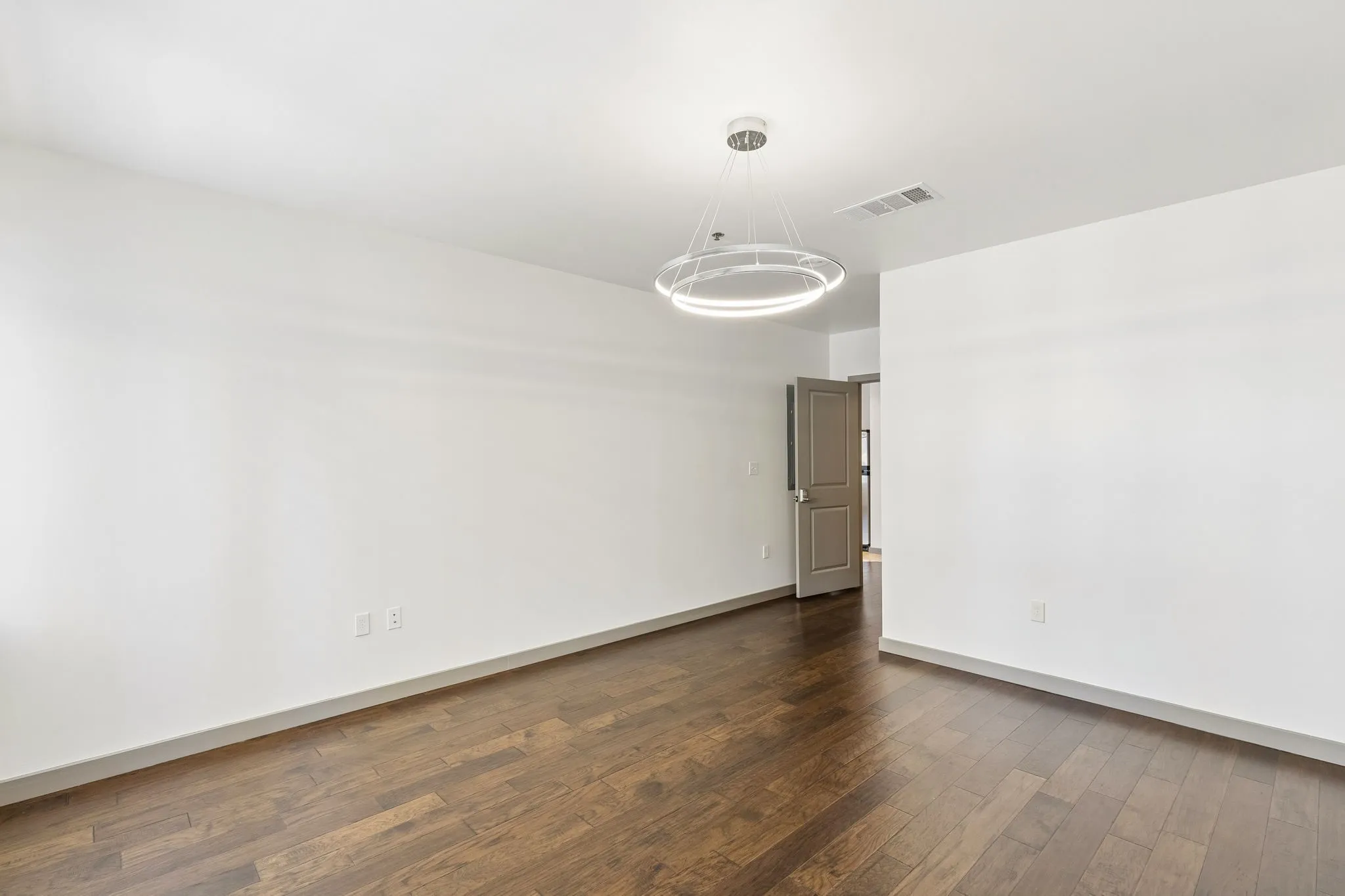 Condominium For Sale in Dallas County , 1200 Main Street 508, Dallas, Texas 75202, 2 Bedroom, 2 Bathroom, 2 Garage spaces, 1,563 Sqft, built in 1974, mls#21364112, Real Estate Agent in Dallas, Homes For Sale in Dallas county, Homes For Sale in Dallas, Realtor in Dallas Texas, Real Estate Brokerage Independent Realty Texas, Luminita Cordes Realtor