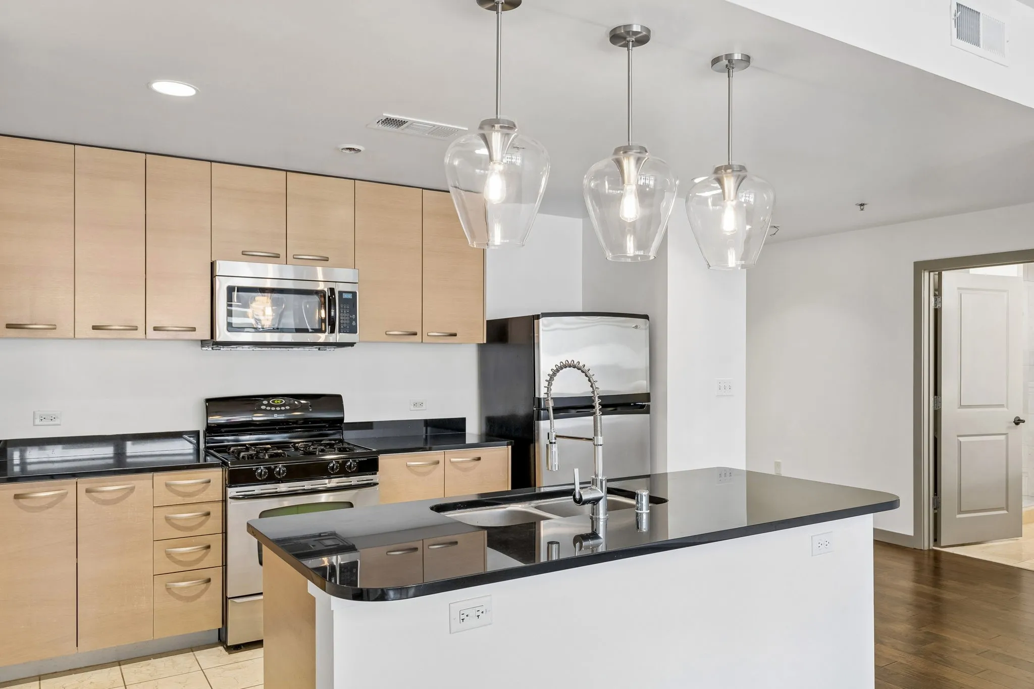 Condominium For Sale in Dallas County , 1200 Main Street 508, Dallas, Texas 75202, 2 Bedroom, 2 Bathroom, 2 Garage spaces, 1,563 Sqft, built in 1974, mls#21364112, Real Estate Agent in Dallas, Homes For Sale in Dallas county, Homes For Sale in Dallas, Realtor in Dallas Texas, Real Estate Brokerage Independent Realty Texas, Luminita Cordes Realtor