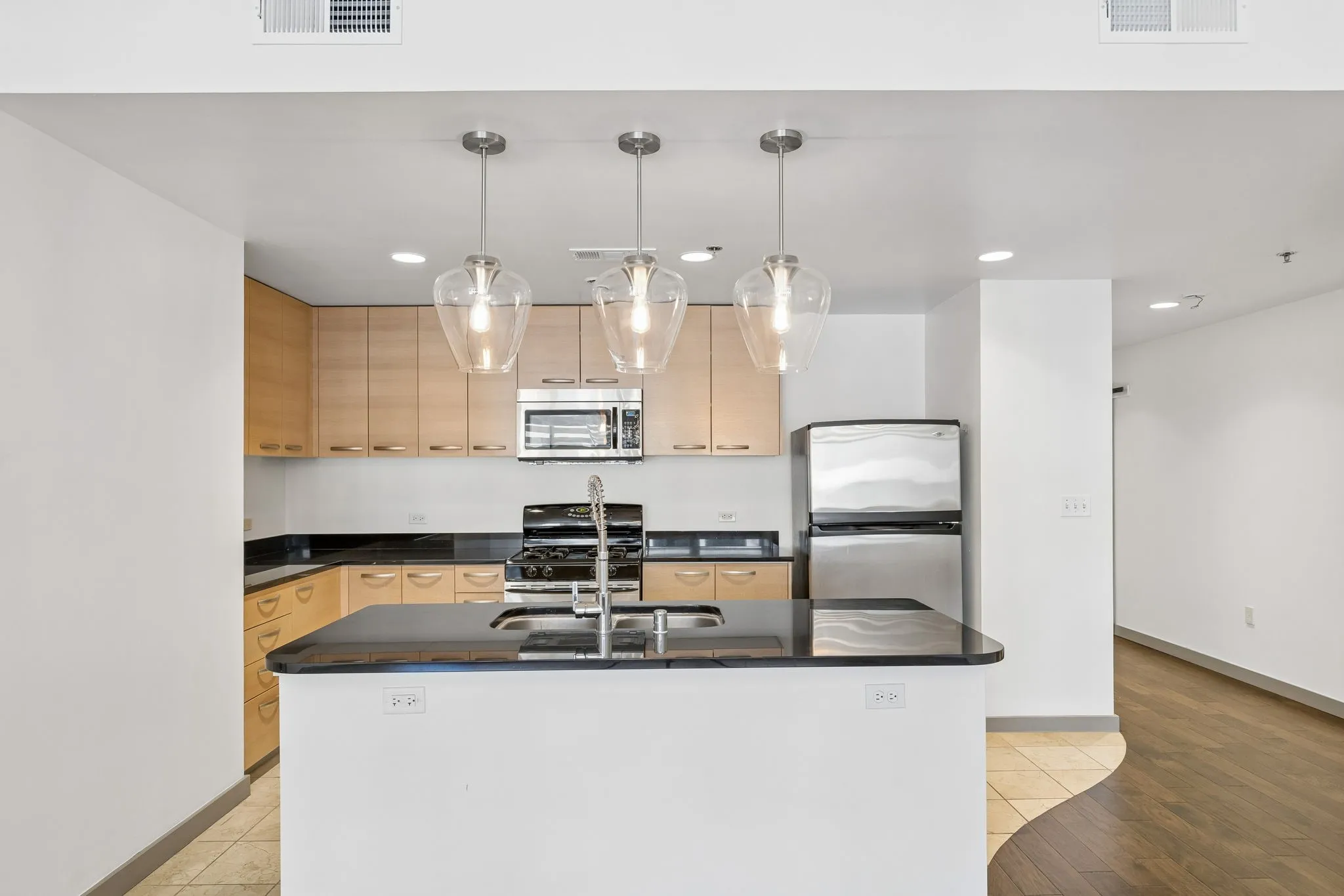 Condominium For Sale in Dallas County , 1200 Main Street 508, Dallas, Texas 75202, 2 Bedroom, 2 Bathroom, 2 Garage spaces, 1,563 Sqft, built in 1974, mls#21364112, Real Estate Agent in Dallas, Homes For Sale in Dallas county, Homes For Sale in Dallas, Realtor in Dallas Texas, Real Estate Brokerage Independent Realty Texas, Luminita Cordes Realtor