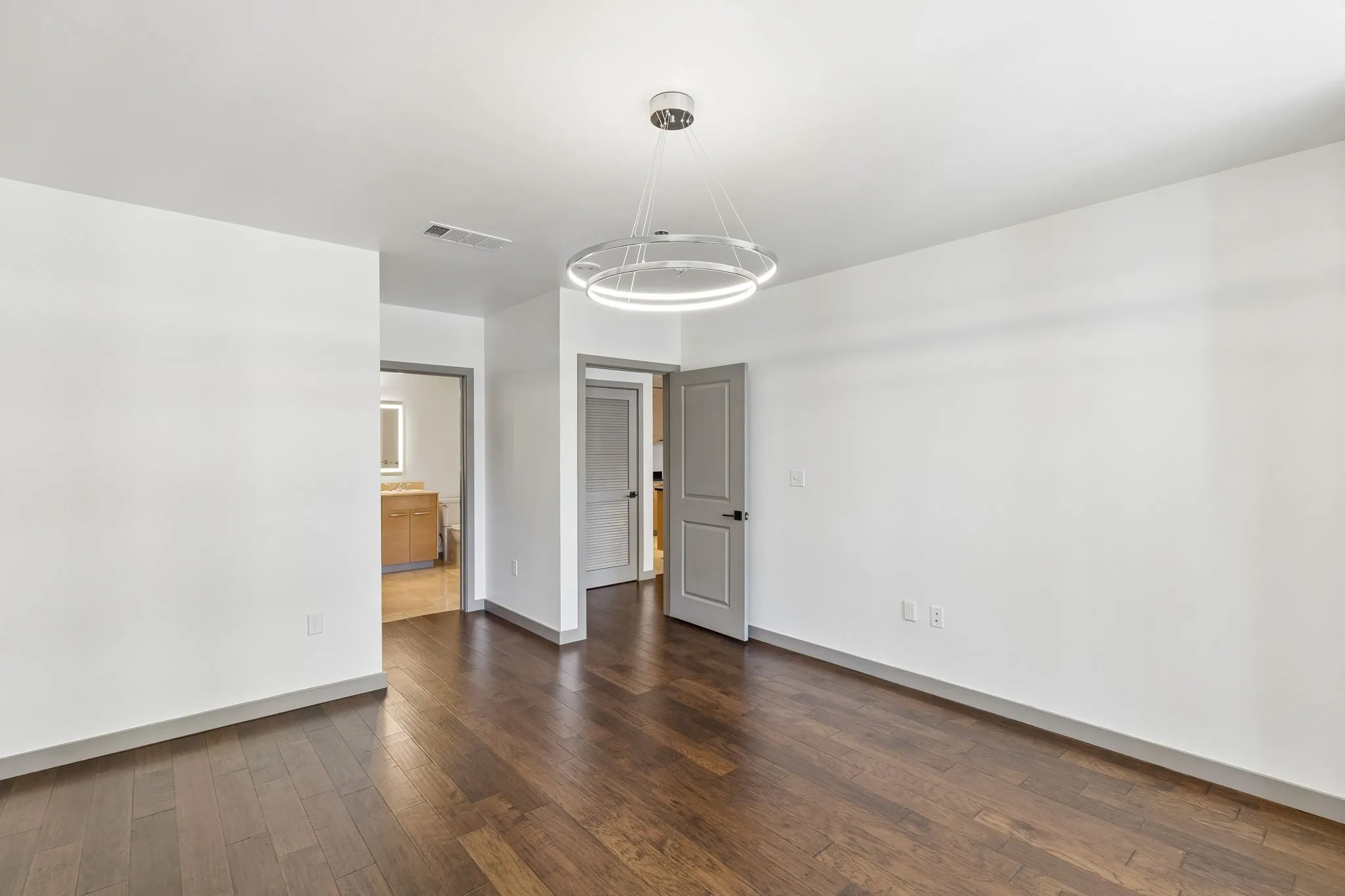 Condominium For Sale in Dallas County , 1200 Main Street 508, Dallas, Texas 75202, 2 Bedroom, 2 Bathroom, 2 Garage spaces, 1,563 Sqft, built in 1974, mls#21364112, Real Estate Agent in Dallas, Homes For Sale in Dallas county, Homes For Sale in Dallas, Realtor in Dallas Texas, Real Estate Brokerage Independent Realty Texas, Luminita Cordes Realtor