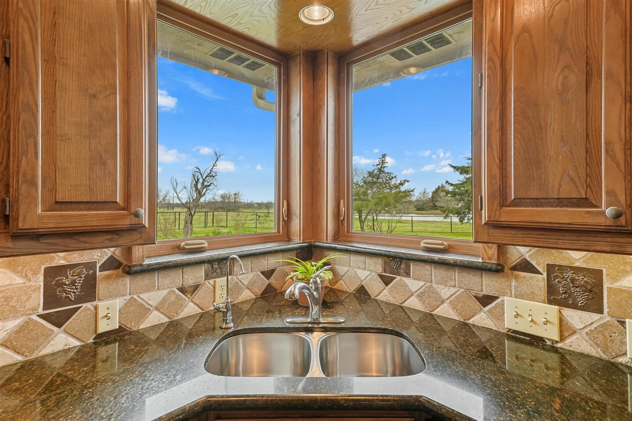 Single Family Residence For Sale in Denton County , 9711 Jim Christal Road, Krum, Texas 76249, 3 Bedroom, 2 Bathroom, 4 Garage spaces, 2,457 Sqft, built in 1994, mls#21368218, Real Estate Agent in Krum, Homes For Sale in Denton county, Homes For Sale in Krum, Realtor in Krum Texas, Real Estate Brokerage Independent Realty Texas, Luminita Cordes Realtor