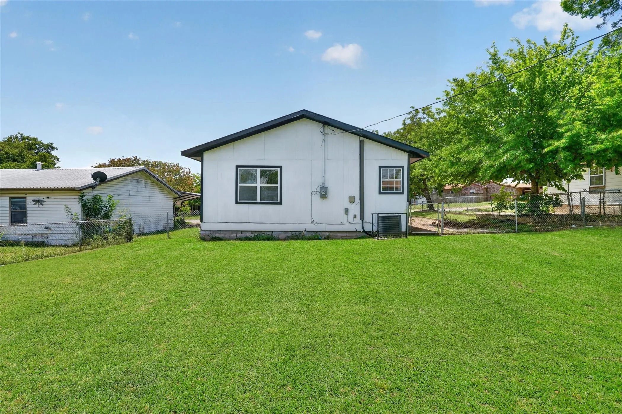 Single Family Residence For Sale in Palo Pinto County , 2007 SE 21st Avenue, Mineral Wells, Texas 76067, 2 Bedroom, 1 Bathroom, Garage spaces, 619 Sqft, built in 1967, mls#21368215, Real Estate Agent in Mineral Wells, Homes For Sale in Palo Pinto county, Homes For Sale in Mineral Wells, Realtor in Mineral Wells Texas, Real Estate Brokerage Independent Realty Texas, Luminita Cordes Realtor