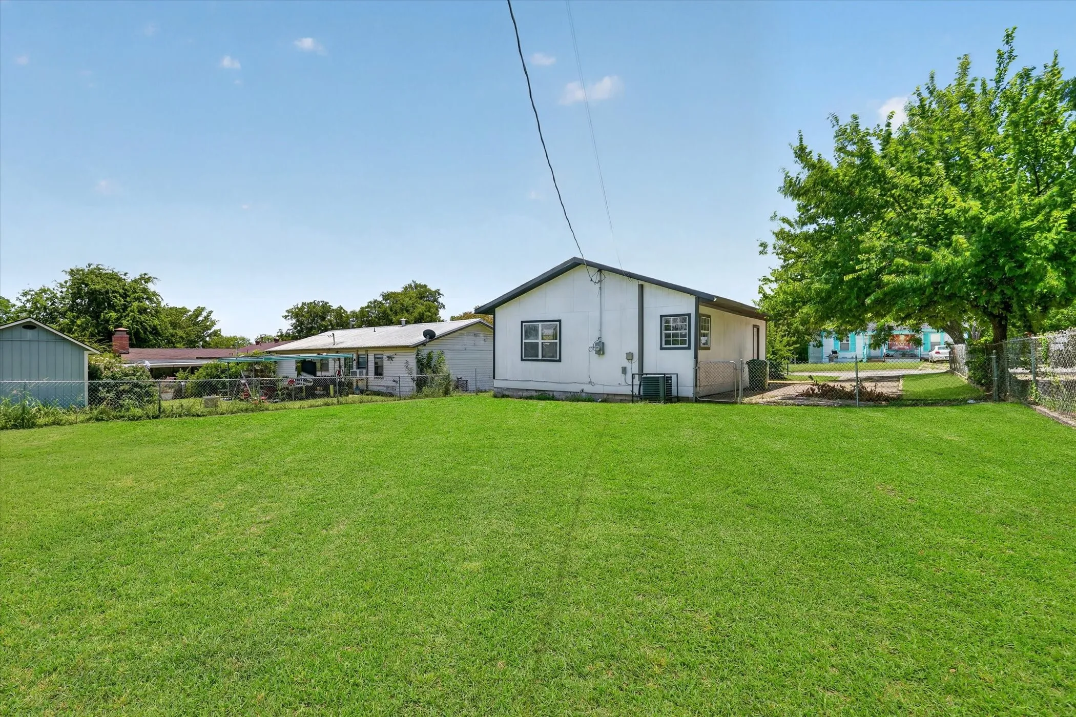 Single Family Residence For Sale in Palo Pinto County , 2007 SE 21st Avenue, Mineral Wells, Texas 76067, 2 Bedroom, 1 Bathroom, Garage spaces, 619 Sqft, built in 1967, mls#21368215, Real Estate Agent in Mineral Wells, Homes For Sale in Palo Pinto county, Homes For Sale in Mineral Wells, Realtor in Mineral Wells Texas, Real Estate Brokerage Independent Realty Texas, Luminita Cordes Realtor