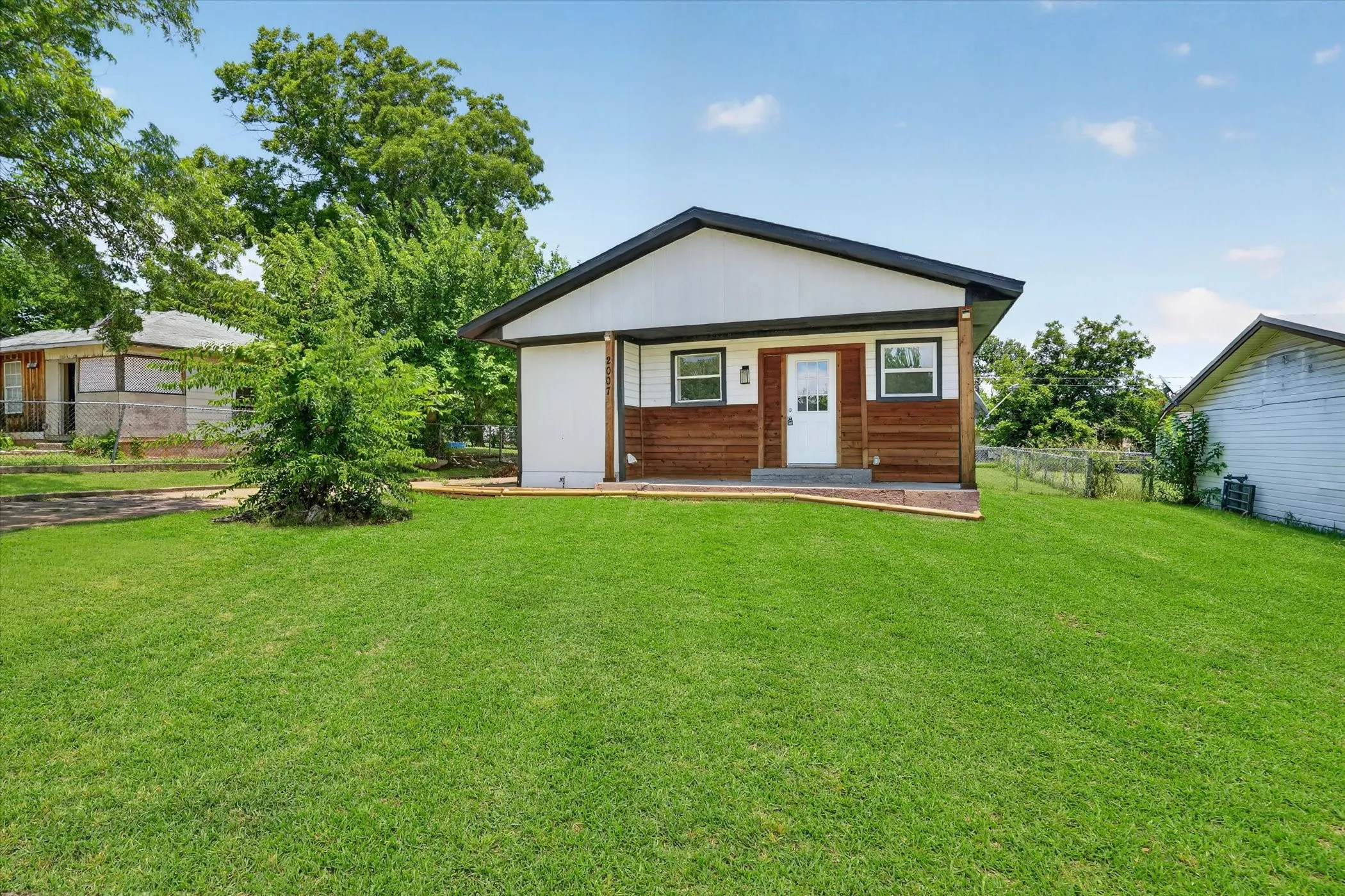Single Family Residence For Sale in Palo Pinto County , 2007 SE 21st Avenue, Mineral Wells, Texas 76067, 2 Bedroom, 1 Bathroom, Garage spaces, 619 Sqft, built in 1967, mls#21368215, Real Estate Agent in Mineral Wells, Homes For Sale in Palo Pinto county, Homes For Sale in Mineral Wells, Realtor in Mineral Wells Texas, Real Estate Brokerage Independent Realty Texas, Luminita Cordes Realtor