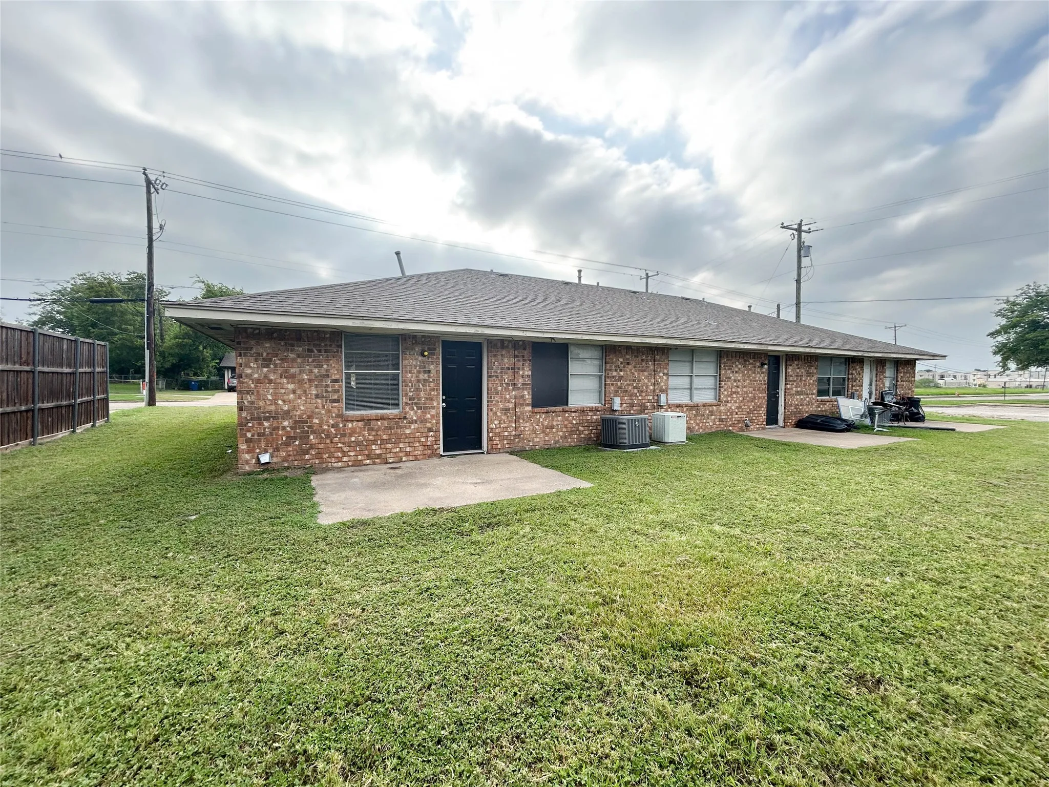 Duplex For Rent in Ellis County , 1603 S Hall Street A, Ennis, Texas 75119, 2 Bedroom, 1 Bathroom, Garage spaces, 903 Sqft, built in 1987, mls#21368219, Real Estate Agent in Ennis, Homes For Rent in Ellis county, Homes For Rent in Ennis, Realtor in Ennis Texas, Real Estate Brokerage Independent Realty Texas, Luminita Cordes Realtor