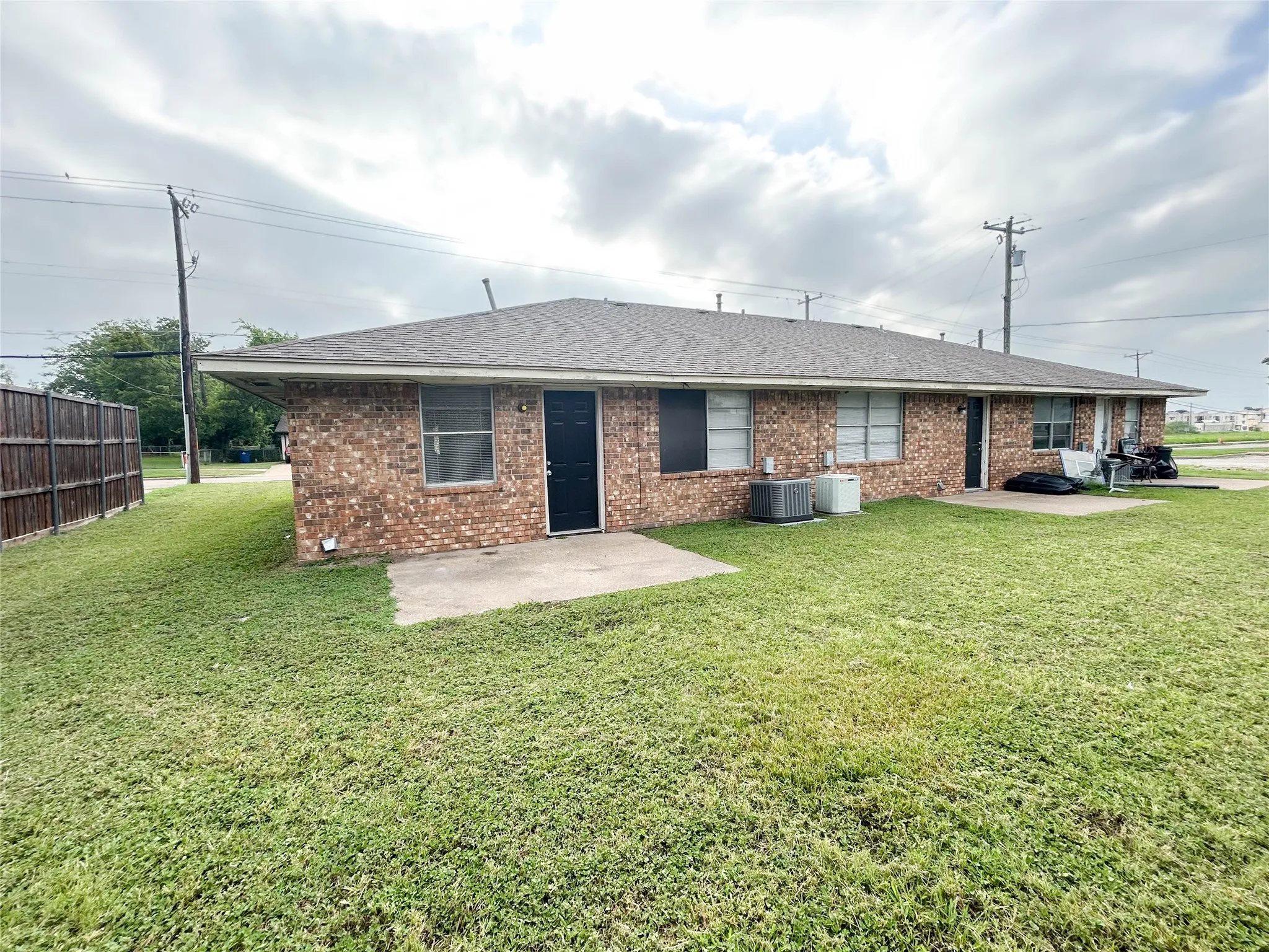 Duplex For Rent in Ellis County , 1603 S Hall Street A, Ennis, Texas 75119, 2 Bedroom, 1 Bathroom, Garage spaces, 903 Sqft, built in 1987, mls#21368219, Real Estate Agent in Ennis, Homes For Rent in Ellis county, Homes For Rent in Ennis, Realtor in Ennis Texas, Real Estate Brokerage Independent Realty Texas, Luminita Cordes Realtor