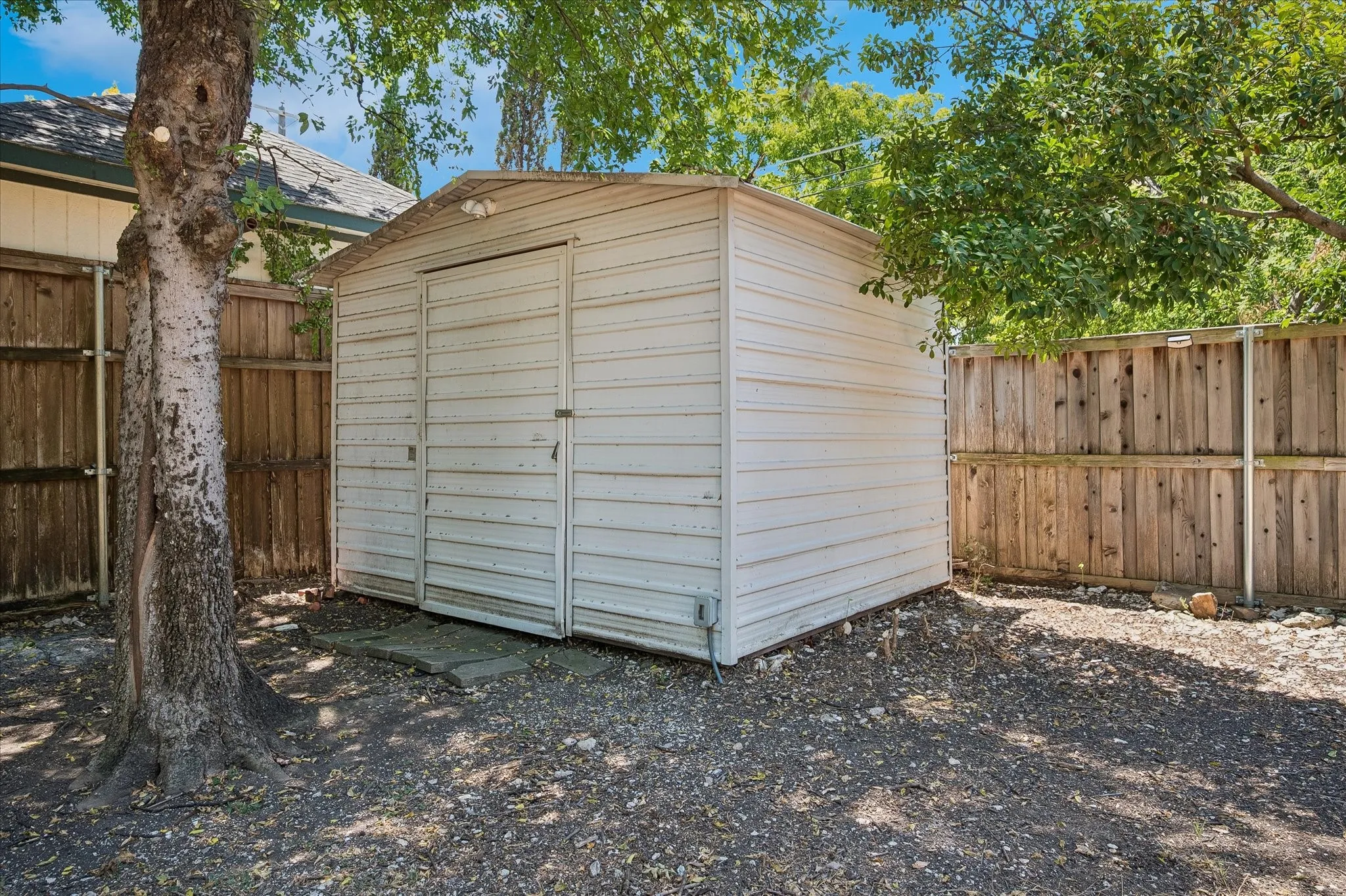 Single Family Residence For Sale in Dallas County , 1217 Fuller Drive, Dallas, Texas 75218, 2 Bedroom, 1 Bathroom, 1 Garage spaces, 1,301 Sqft, built in 1946, mls#21365021, Real Estate Agent in Dallas, Homes For Sale in Dallas county, Homes For Sale in Dallas, Realtor in Dallas Texas, Real Estate Brokerage Independent Realty Texas, Luminita Cordes Realtor