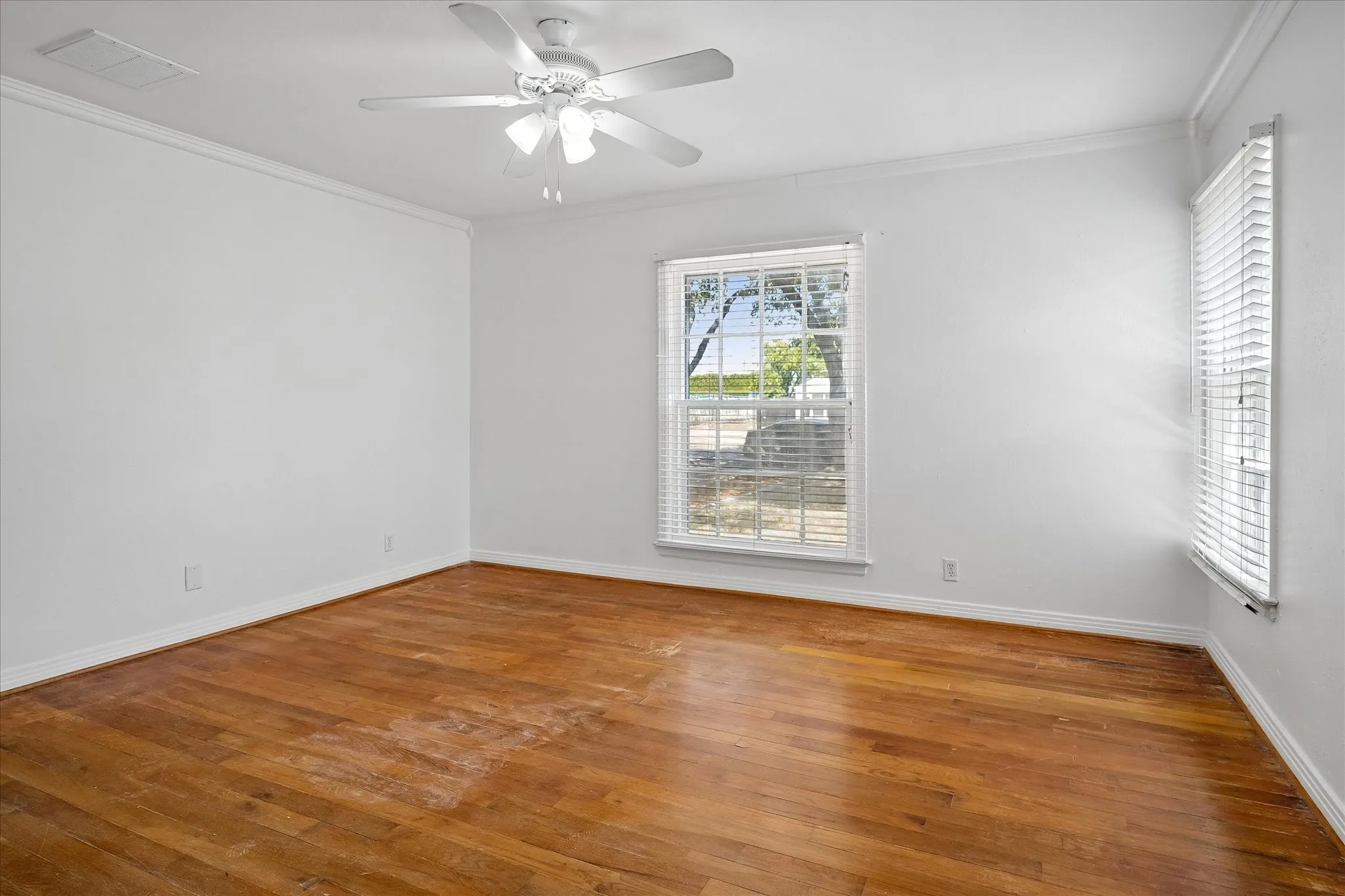 Single Family Residence For Sale in Dallas County , 1217 Fuller Drive, Dallas, Texas 75218, 2 Bedroom, 1 Bathroom, 1 Garage spaces, 1,301 Sqft, built in 1946, mls#21365021, Real Estate Agent in Dallas, Homes For Sale in Dallas county, Homes For Sale in Dallas, Realtor in Dallas Texas, Real Estate Brokerage Independent Realty Texas, Luminita Cordes Realtor