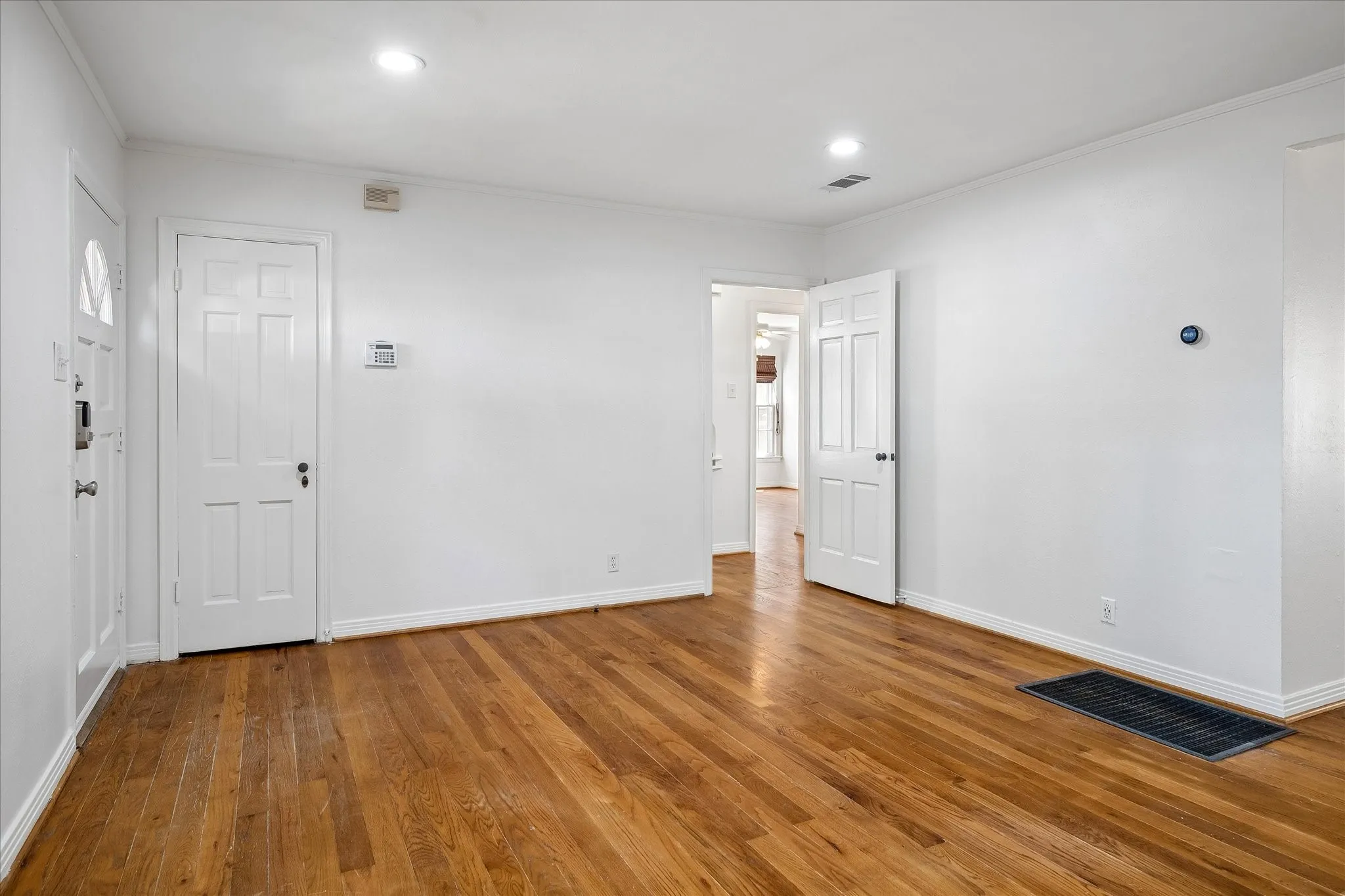 Single Family Residence For Sale in Dallas County , 1217 Fuller Drive, Dallas, Texas 75218, 2 Bedroom, 1 Bathroom, 1 Garage spaces, 1,301 Sqft, built in 1946, mls#21365021, Real Estate Agent in Dallas, Homes For Sale in Dallas county, Homes For Sale in Dallas, Realtor in Dallas Texas, Real Estate Brokerage Independent Realty Texas, Luminita Cordes Realtor