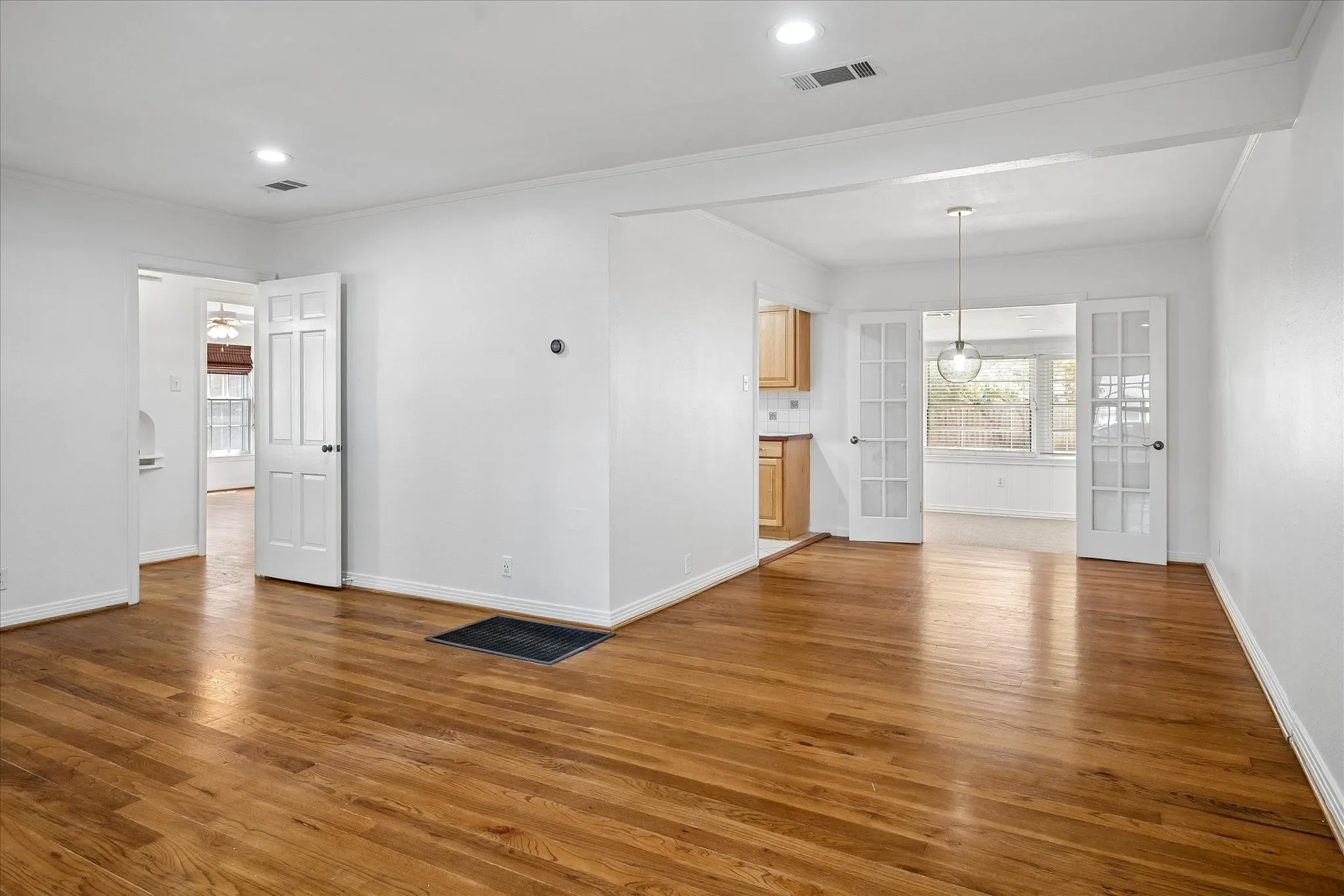 Single Family Residence For Sale in Dallas County , 1217 Fuller Drive, Dallas, Texas 75218, 2 Bedroom, 1 Bathroom, 1 Garage spaces, 1,301 Sqft, built in 1946, mls#21365021, Real Estate Agent in Dallas, Homes For Sale in Dallas county, Homes For Sale in Dallas, Realtor in Dallas Texas, Real Estate Brokerage Independent Realty Texas, Luminita Cordes Realtor
