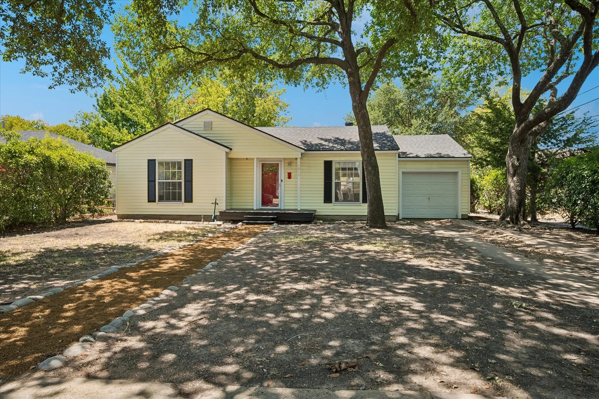 Single Family Residence For Sale in Dallas County , 1217 Fuller Drive, Dallas, Texas 75218, 2 Bedroom, 1 Bathroom, 1 Garage spaces, 1,301 Sqft, built in 1946, mls#21365021, Real Estate Agent in Dallas, Homes For Sale in Dallas county, Homes For Sale in Dallas, Realtor in Dallas Texas, Real Estate Brokerage Independent Realty Texas, Luminita Cordes Realtor