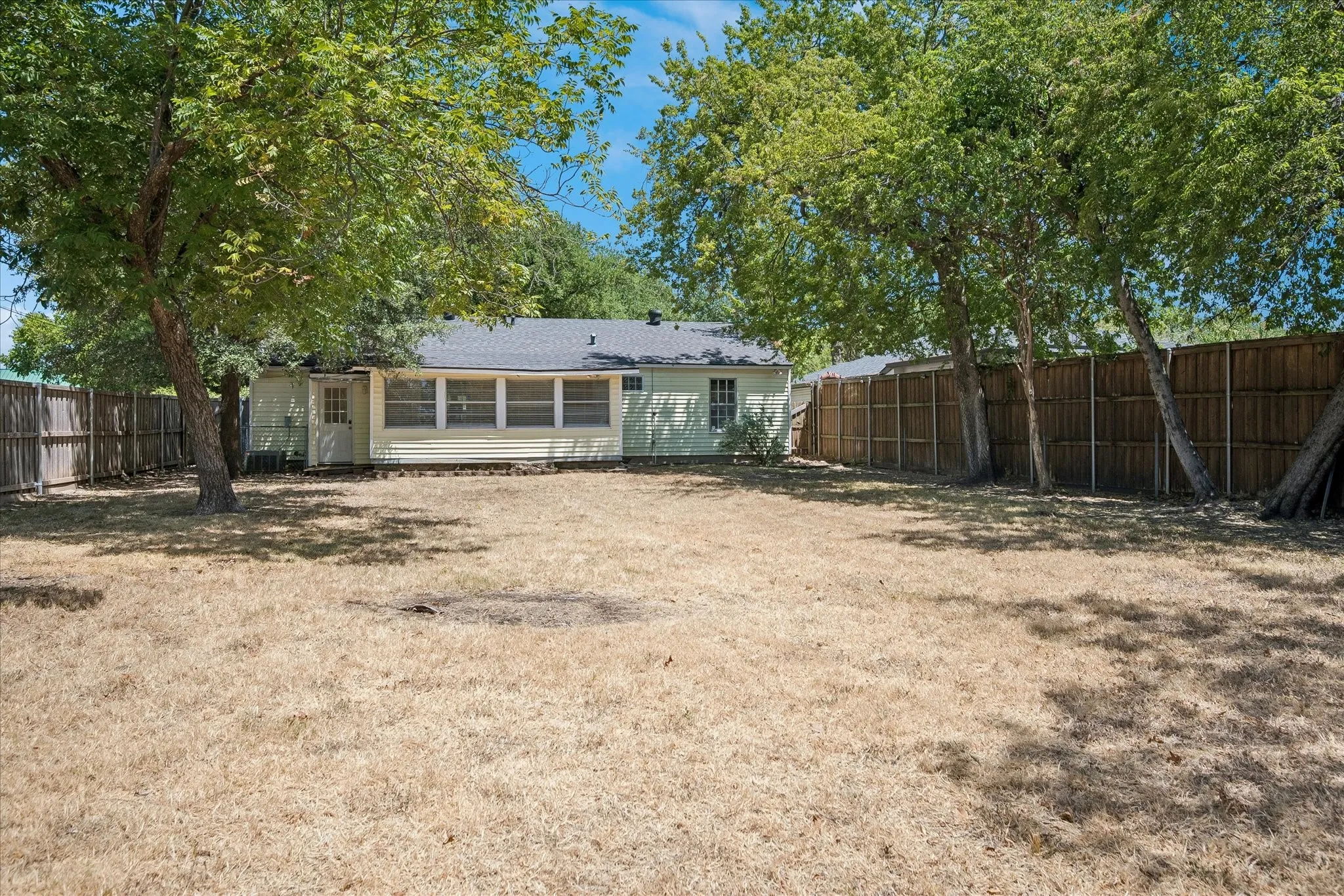 Single Family Residence For Sale in Dallas County , 1217 Fuller Drive, Dallas, Texas 75218, 2 Bedroom, 1 Bathroom, 1 Garage spaces, 1,301 Sqft, built in 1946, mls#21365021, Real Estate Agent in Dallas, Homes For Sale in Dallas county, Homes For Sale in Dallas, Realtor in Dallas Texas, Real Estate Brokerage Independent Realty Texas, Luminita Cordes Realtor
