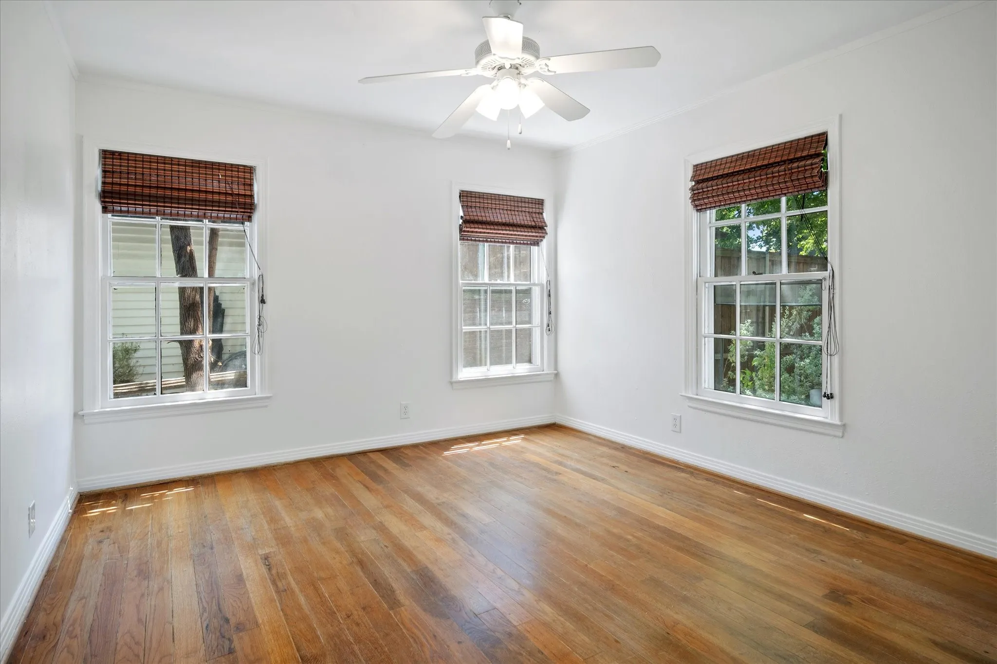 Single Family Residence For Sale in Dallas County , 1217 Fuller Drive, Dallas, Texas 75218, 2 Bedroom, 1 Bathroom, 1 Garage spaces, 1,301 Sqft, built in 1946, mls#21365021, Real Estate Agent in Dallas, Homes For Sale in Dallas county, Homes For Sale in Dallas, Realtor in Dallas Texas, Real Estate Brokerage Independent Realty Texas, Luminita Cordes Realtor