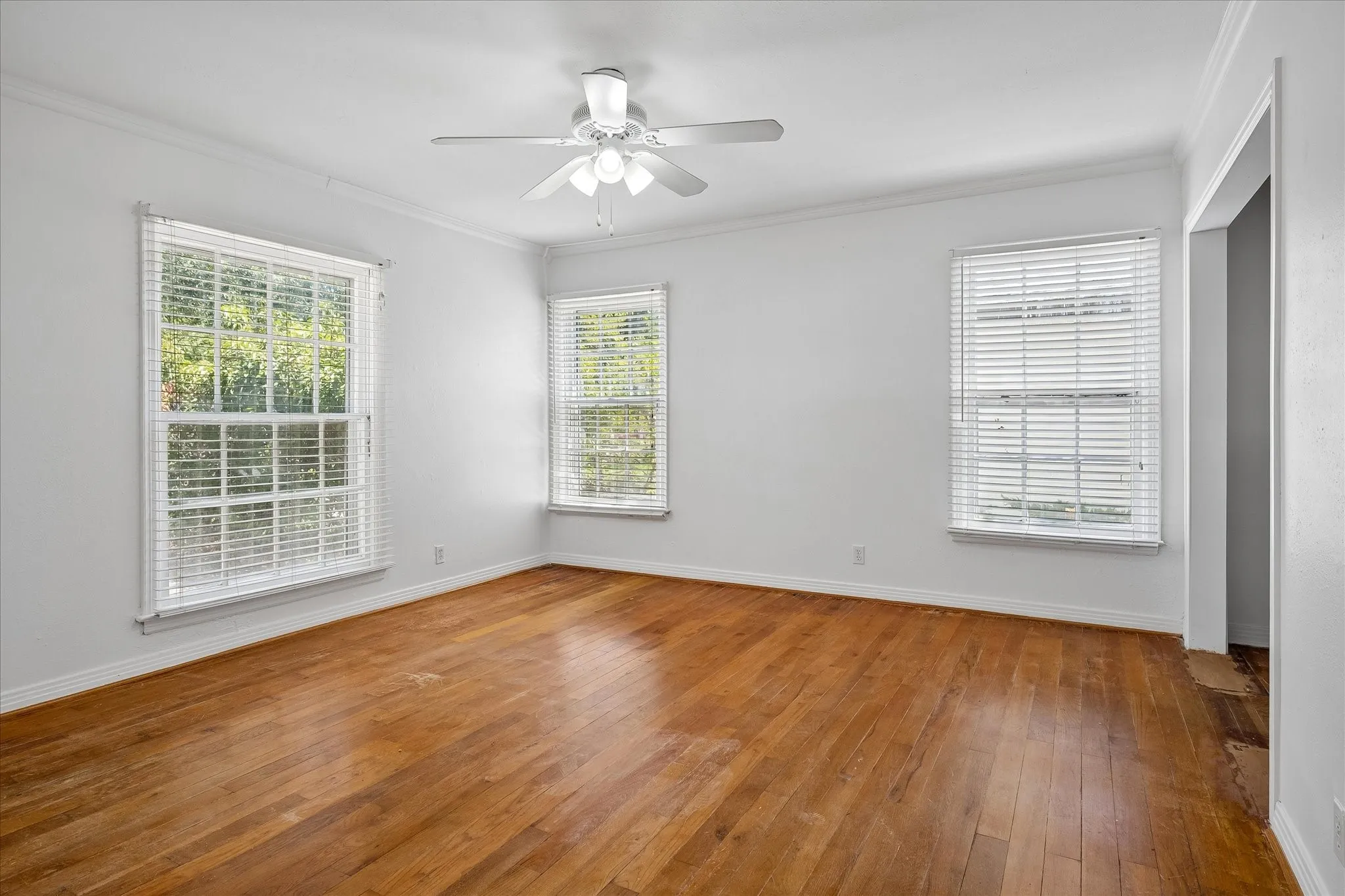 Single Family Residence For Sale in Dallas County , 1217 Fuller Drive, Dallas, Texas 75218, 2 Bedroom, 1 Bathroom, 1 Garage spaces, 1,301 Sqft, built in 1946, mls#21365021, Real Estate Agent in Dallas, Homes For Sale in Dallas county, Homes For Sale in Dallas, Realtor in Dallas Texas, Real Estate Brokerage Independent Realty Texas, Luminita Cordes Realtor