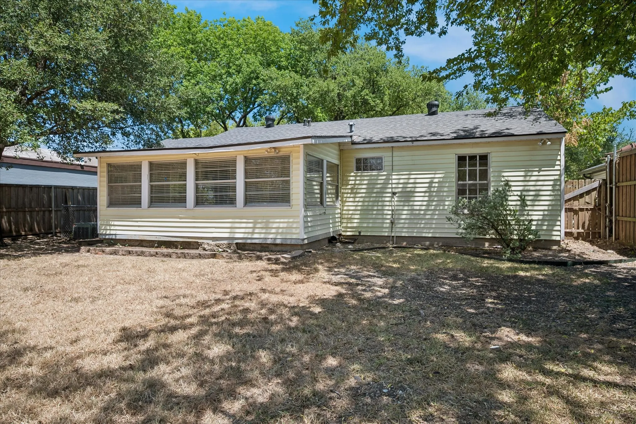 Single Family Residence For Sale in Dallas County , 1217 Fuller Drive, Dallas, Texas 75218, 2 Bedroom, 1 Bathroom, 1 Garage spaces, 1,301 Sqft, built in 1946, mls#21365021, Real Estate Agent in Dallas, Homes For Sale in Dallas county, Homes For Sale in Dallas, Realtor in Dallas Texas, Real Estate Brokerage Independent Realty Texas, Luminita Cordes Realtor