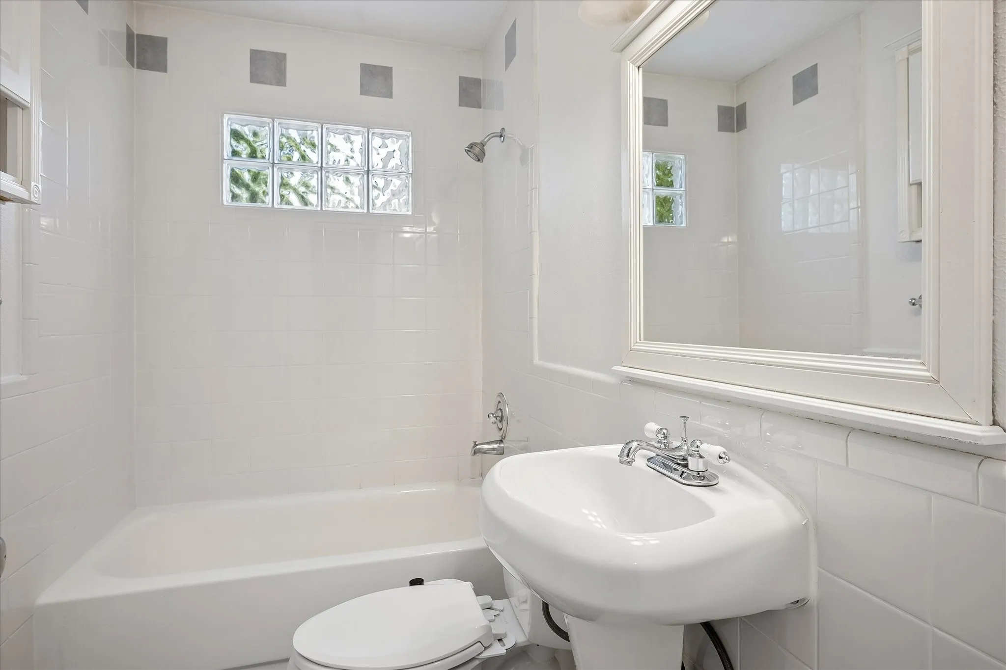 Single Family Residence For Sale in Dallas County , 1217 Fuller Drive, Dallas, Texas 75218, 2 Bedroom, 1 Bathroom, 1 Garage spaces, 1,301 Sqft, built in 1946, mls#21365021, Real Estate Agent in Dallas, Homes For Sale in Dallas county, Homes For Sale in Dallas, Realtor in Dallas Texas, Real Estate Brokerage Independent Realty Texas, Luminita Cordes Realtor
